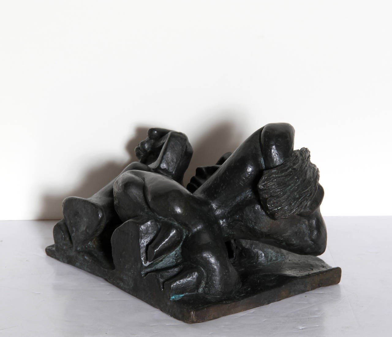 Moderne erotische Bronze-Tischskulptur von Lee Stoliar im Angebot 2