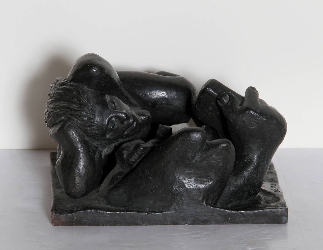 Moderne erotische Bronze-Tischskulptur von Lee Stoliar im Angebot 4