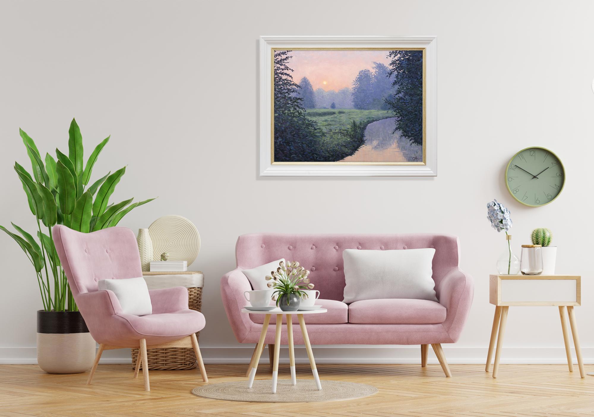Cette peinture évocatrice de Lee Tiller est une invitation à faire une pause, à respirer et à contempler la beauté de la nature. Ce crépuscule rosé capture les effets atmosphériques d'une douce et chaude soirée d'été où l'air est chargé d'une fine