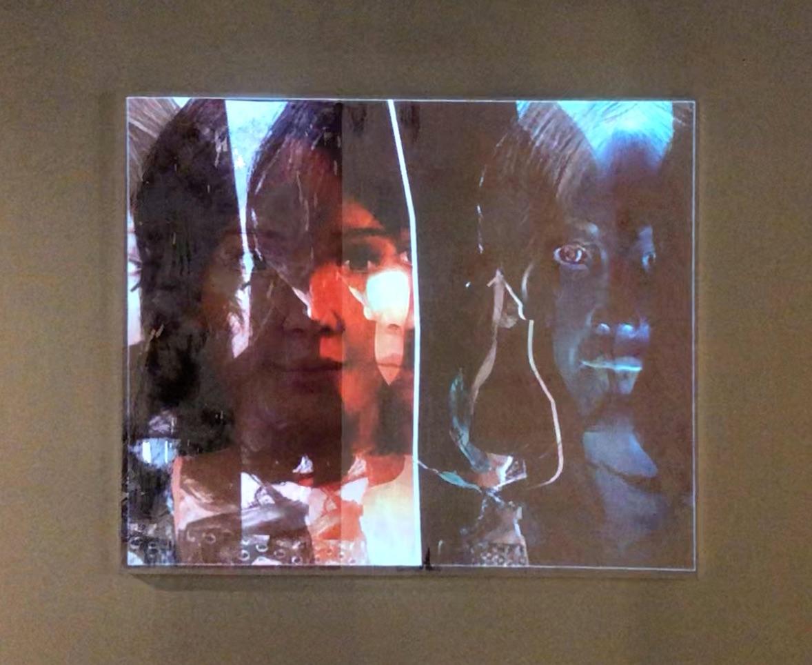 Lee Wells
Double Sophia, 2018
Handgeschmückter Monodruck auf Leinwand mit projiziertem Video
125 x 150 cm
Kontakt für Video-Link.

Derzeit zu sehen als Teil von Sentient Electroics im Wallplay Seaport 

Sophia's Safehouse in an Uncanny Valley