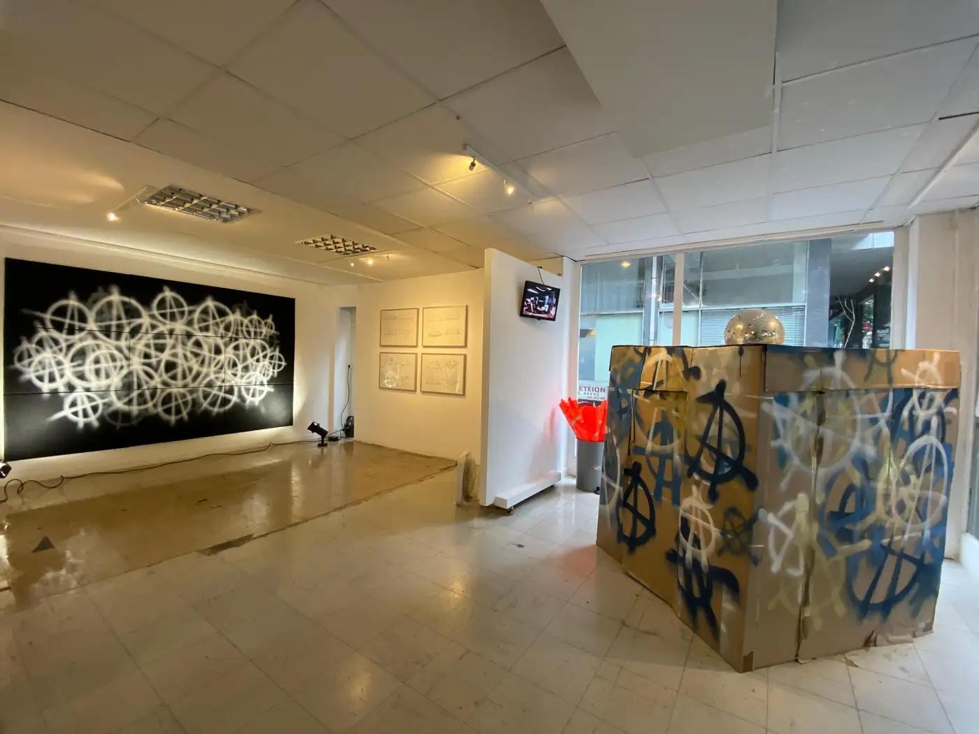 Il quinto elemento (Black Cloud), febbraio 2020 
Vernice acrilica spray su feltro teatrale ignifugo e illuminazione 
72 x 108 pollici (9 pannelli da 24 x 36 pollici ciascuno)
Firmato, annotato e numerato su ogni parte 

Quest'opera d'arte presenta