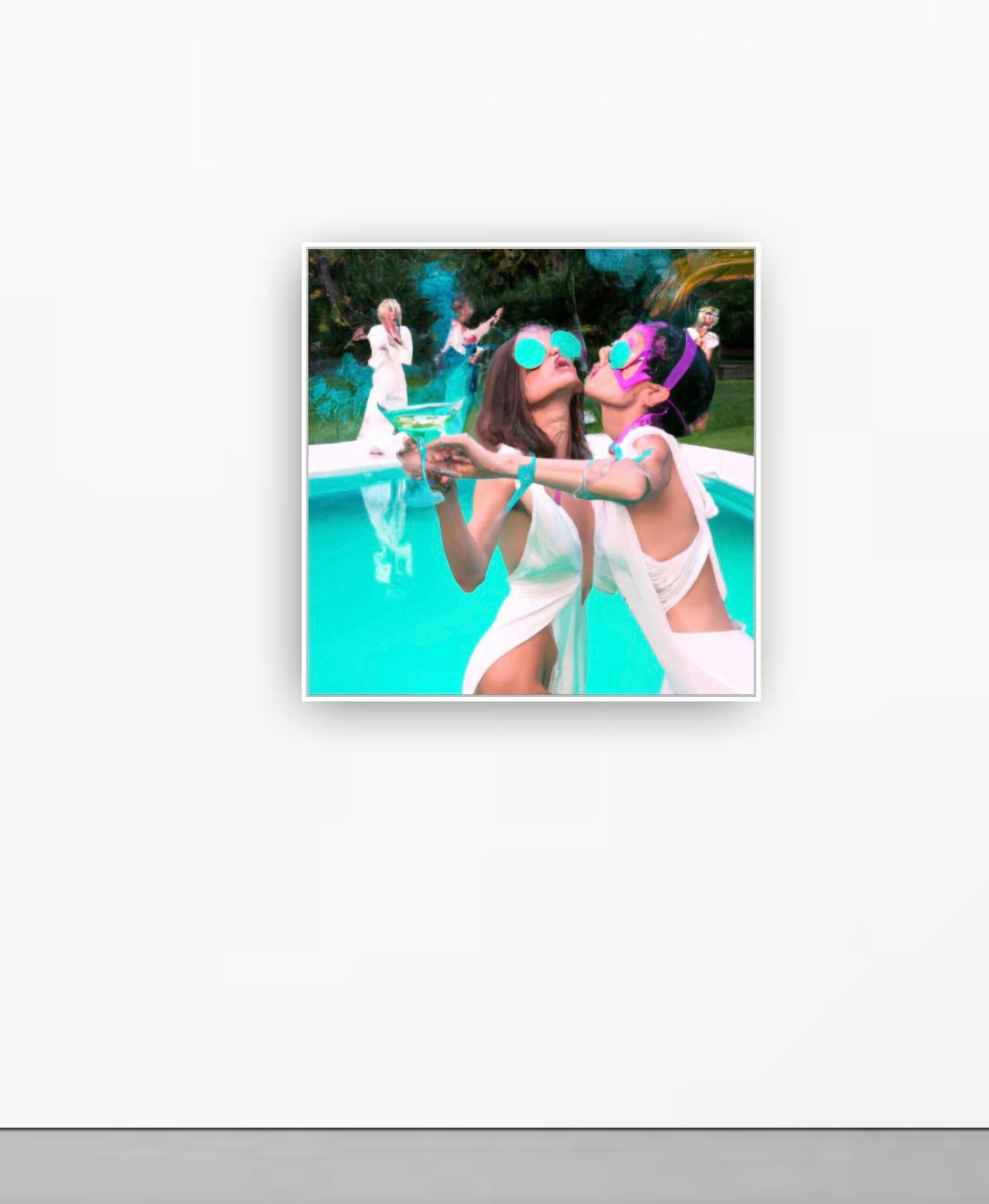Poolside Party #31 (Naiades-Serie 1) (Schwarz), Figurative Photograph, von Lee Wells