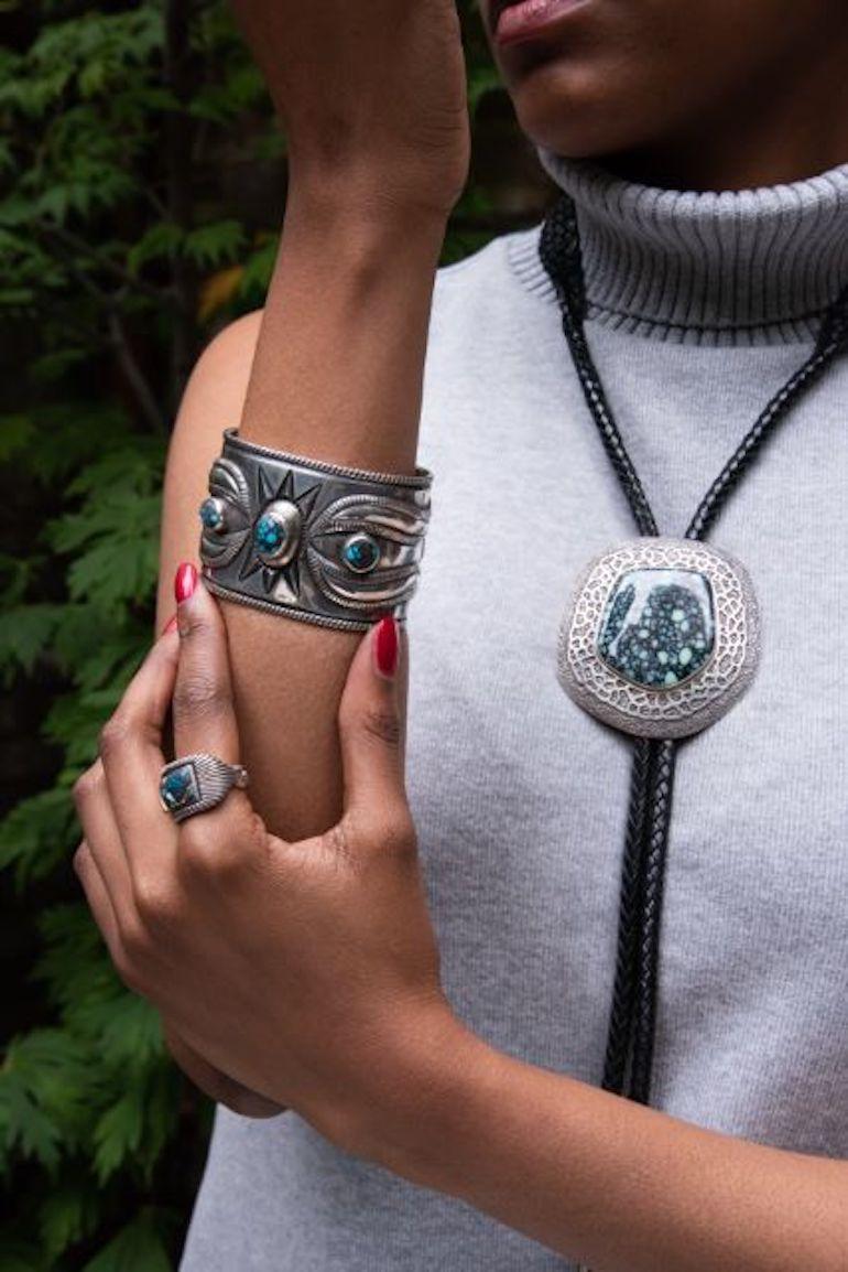 Taille cabochon Lee Yazzie Navajo en cuir turquoise et argent sterling Bolo 1981 en vente