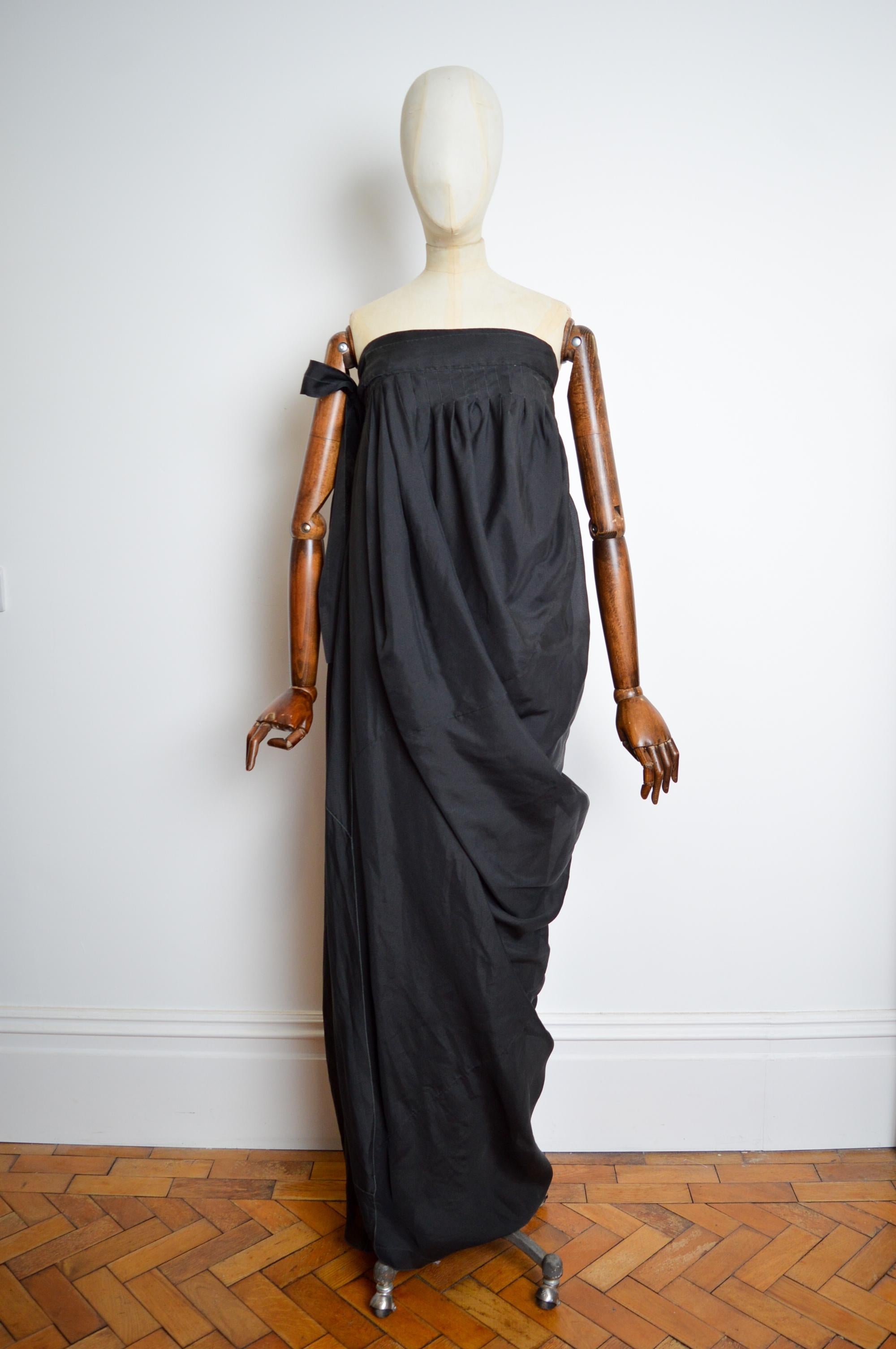 Splendido abito Hanbok di Lee Wells (CIRCA 1995) realizzato in organza di seta color nero carbone tinta a mano e finemente strutturata su un sottostrato intrecciato con motivi paisley in giada e filo d'oro, caratterizzato da una chiusura laterale
