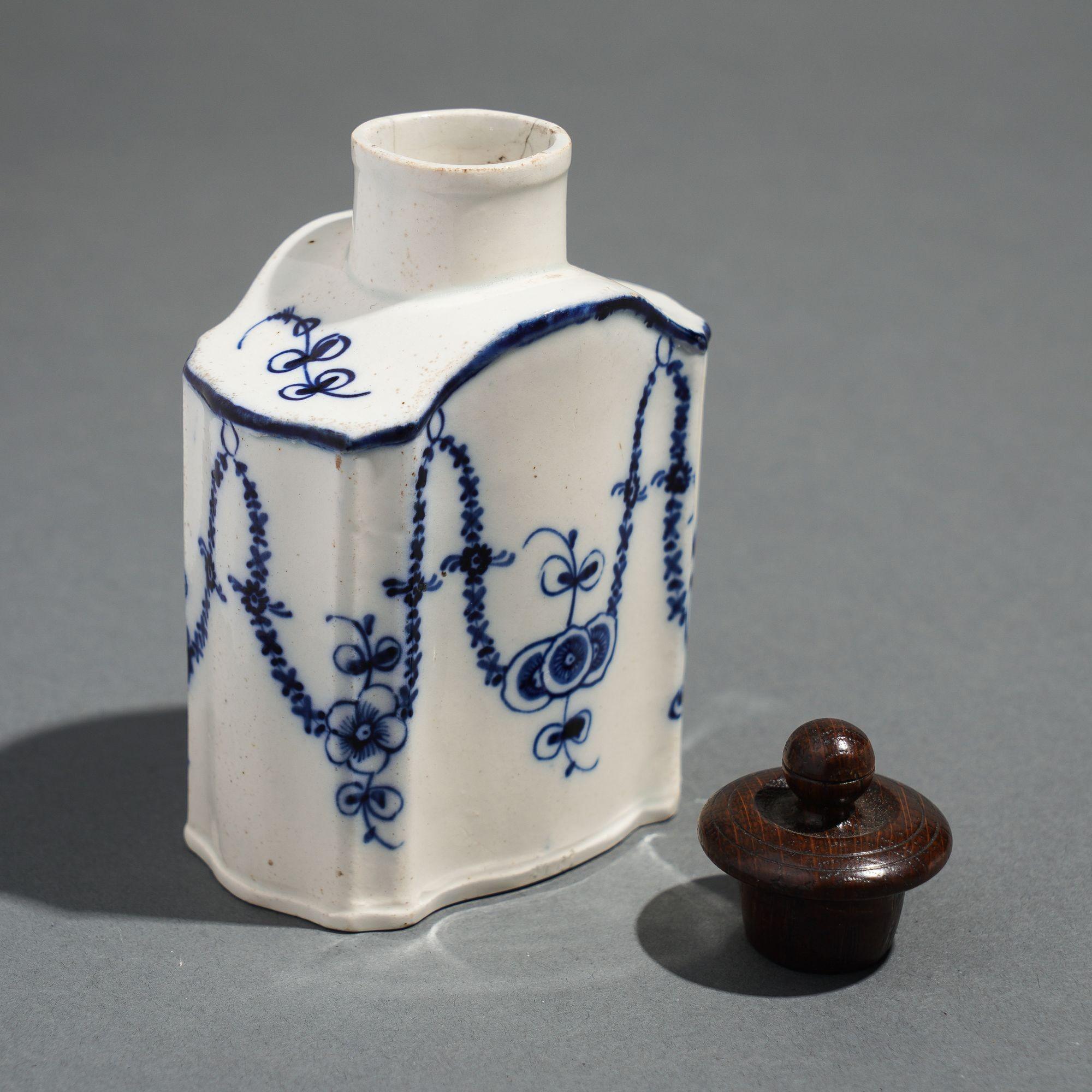 Leeds pearlware shaped creamware tea caddy, c. 1780 For Sale 4
