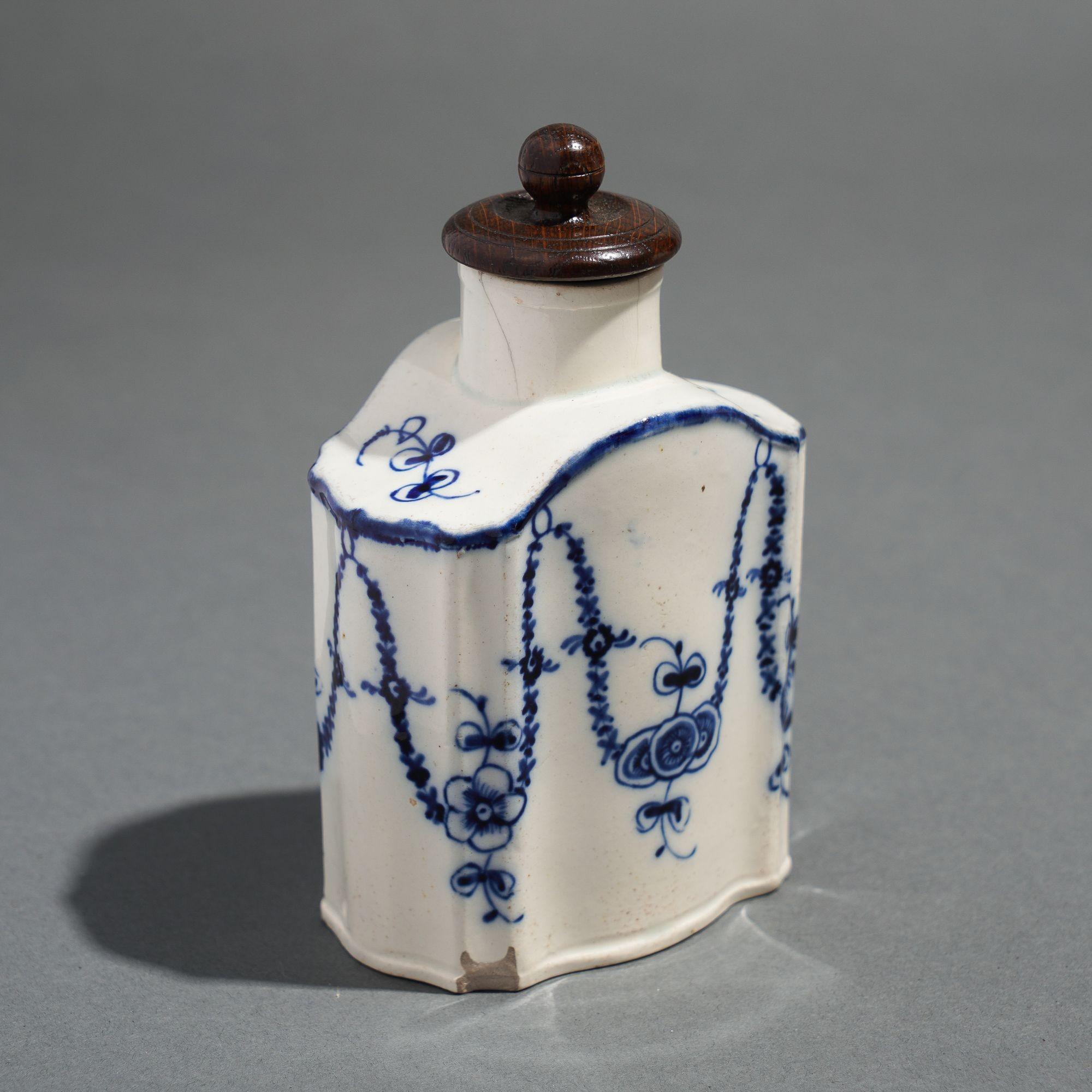 Leeds pearlware shaped creamware tea caddy, c. 1780 In Fair Condition For Sale In Kenilworth, IL