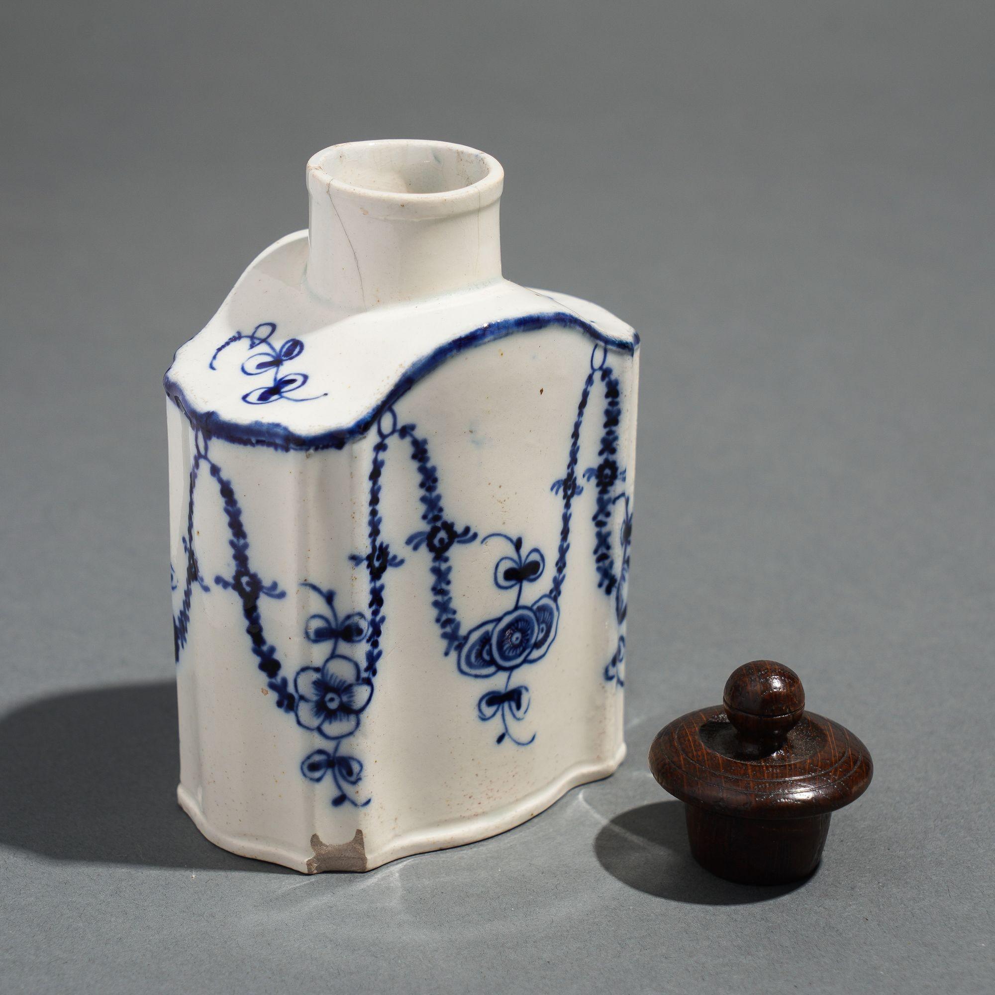Leeds pearlware shaped creamware tea caddy, c. 1780 For Sale 3