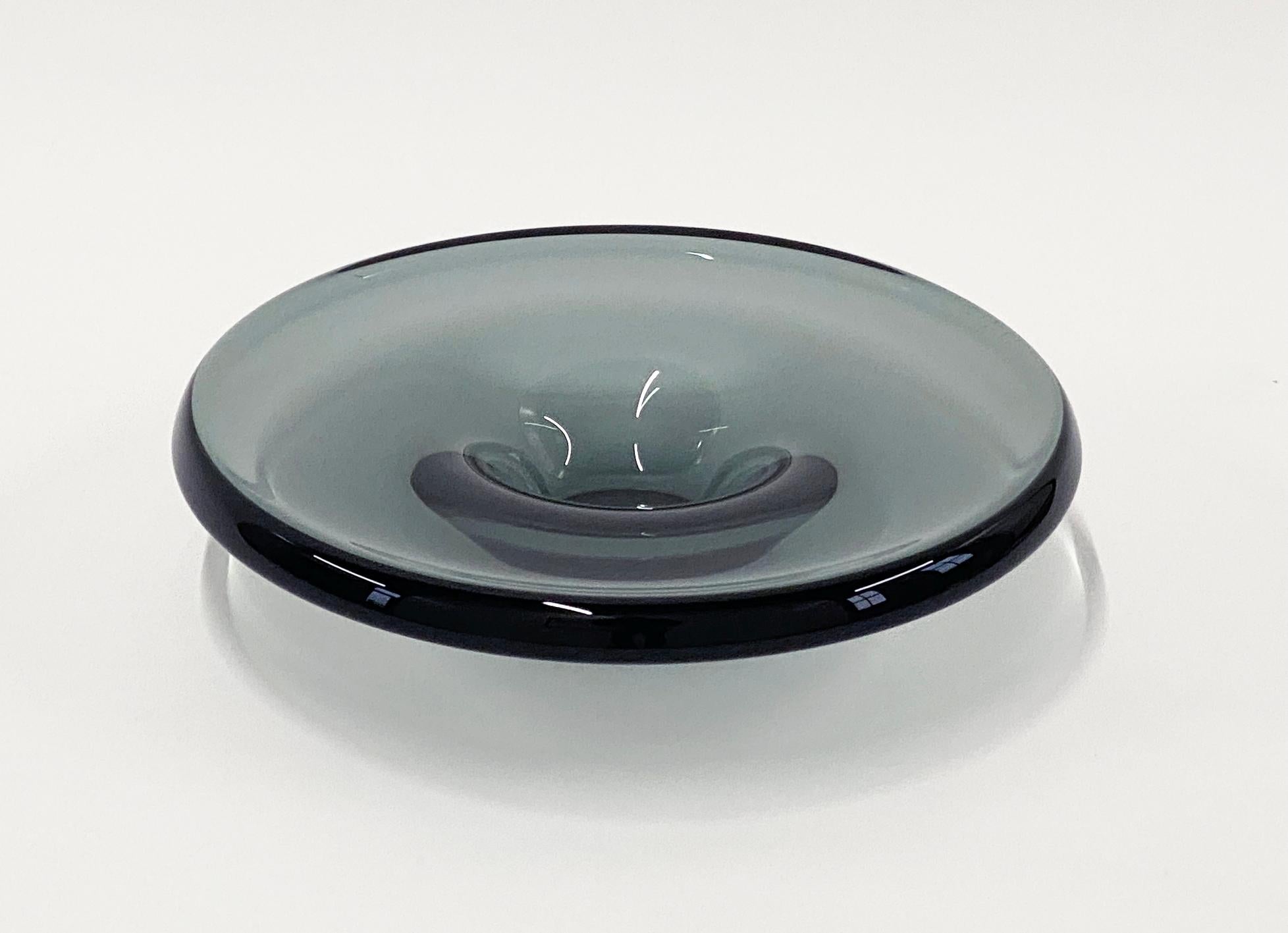 Ecco una ciotola in vetro soffiato della metà del secolo, molto attraente e sostanziosa, disegnata da Andries Dirk (A. D. Copier, considerato il più importante artista olandese del vetro del XX secolo, e prodotta da Glasfabriek Leerdam. La ciotola