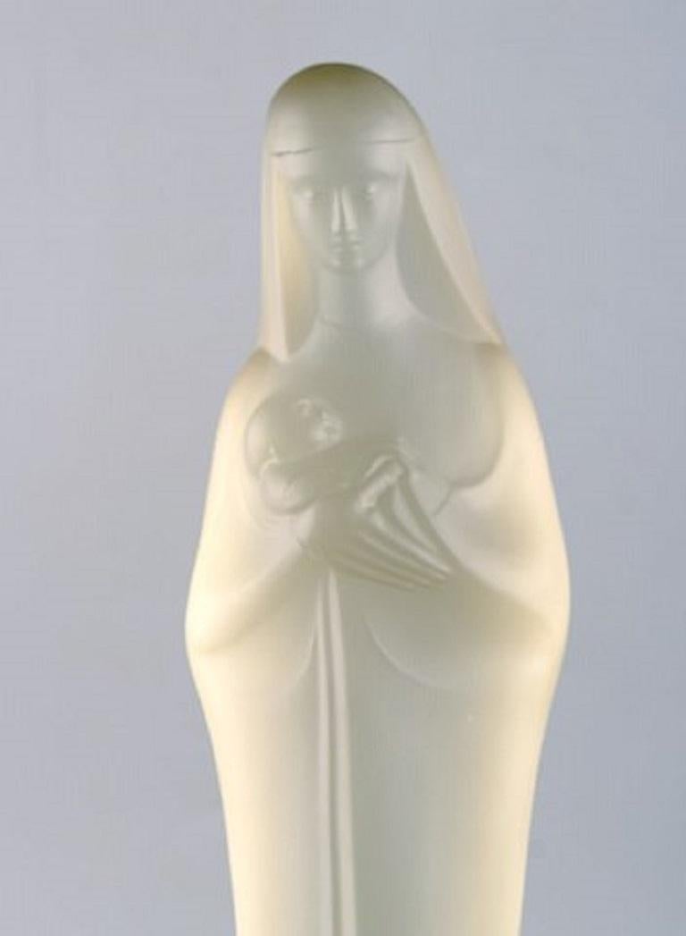 Leerdam, Holland. Große Skulptur der Madonna mit Kind aus Kunstglas, 20. Jahrhundert.
Maße: 37 x 8,5 cm.
In sehr gutem Zustand.
Gestempelt.

   