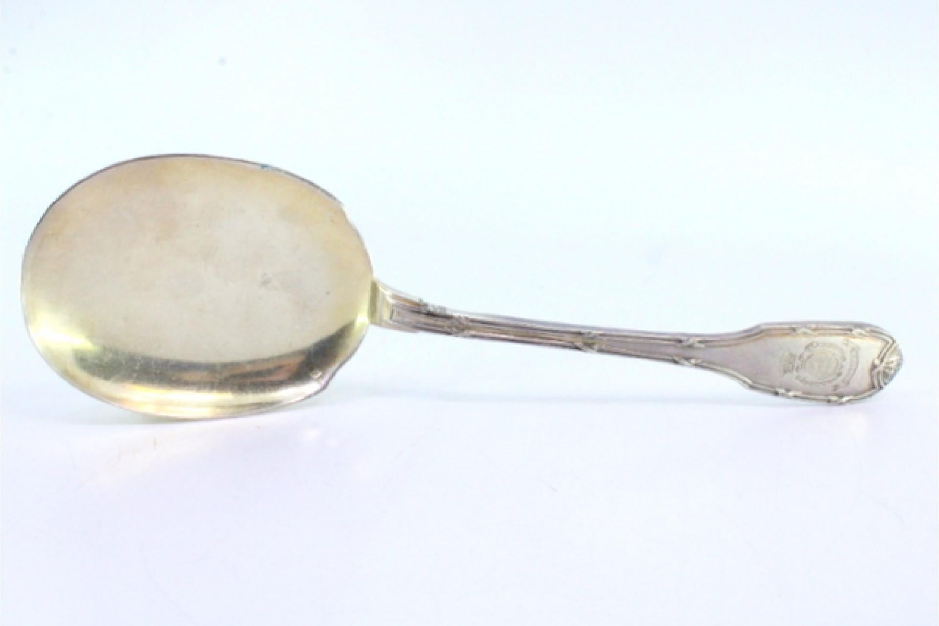 Descripción: Cuchara de helado de plata para zurdos con estrías a lo largo del mango que rodean una tarjeta con monograma. Metal: Silver. Origen: Francés. Marca: Tête Minerve. Peso: 125,91 gramos. Dimensiones: 24 cm x 7,4 cm. Contenido: 950/1000.