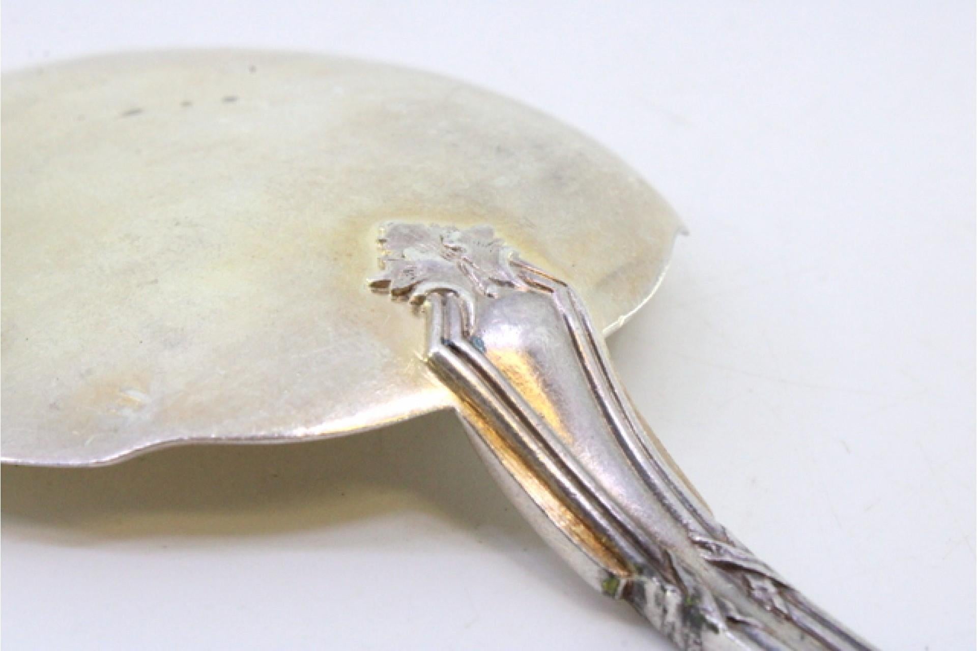 Left-handed silver ice cream scoop with grooved handle and monogram en venta 2