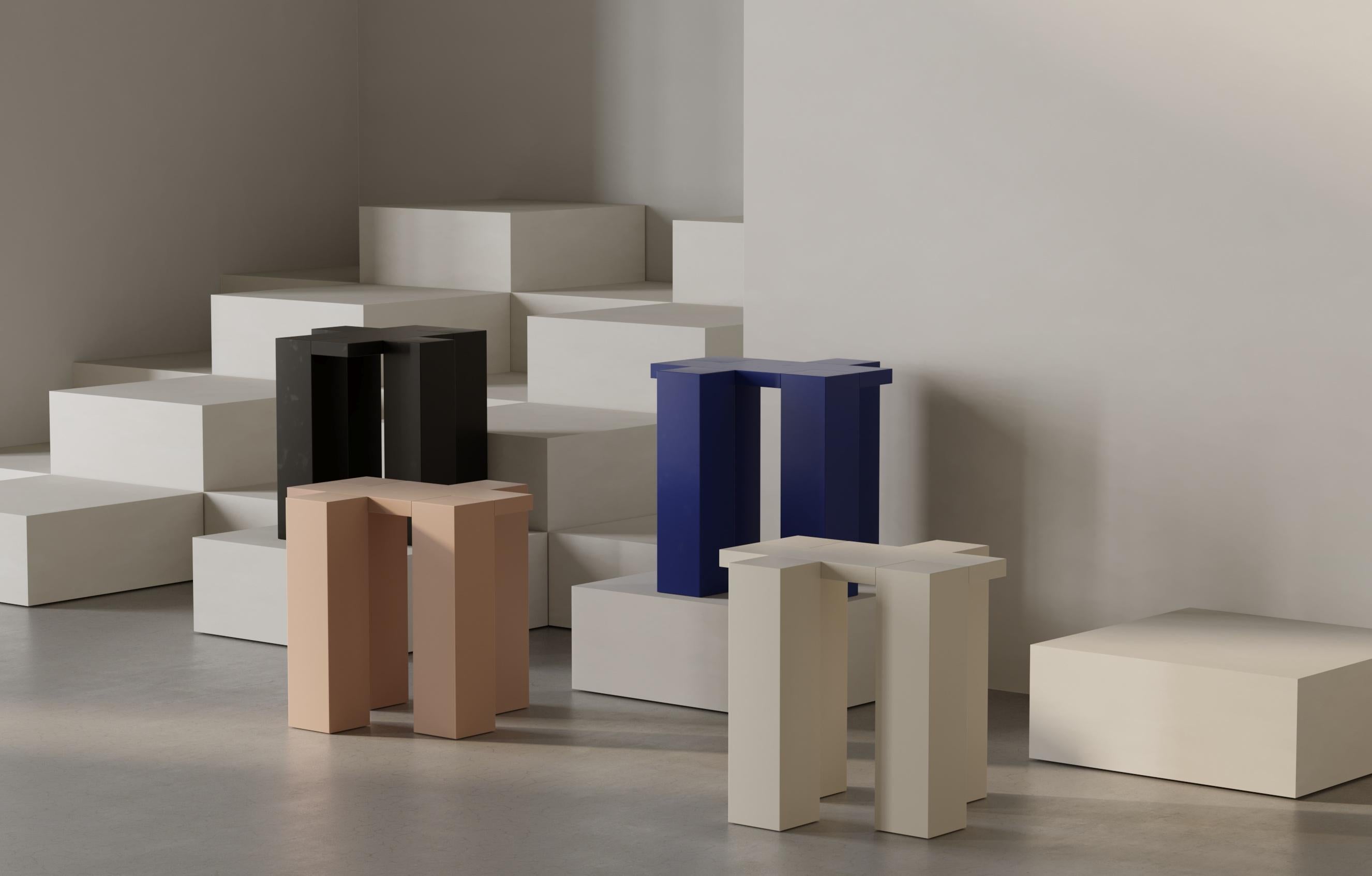 Avec sa forme de prisme rectangulaire et sa structure à quatre pieds, Leg se distingue par sa capacité à être combiné dans différentes couleurs. Plus que fonctionnel, Leg crée une harmonie parfaite lorsqu'il est placé côte à côte, apportant de