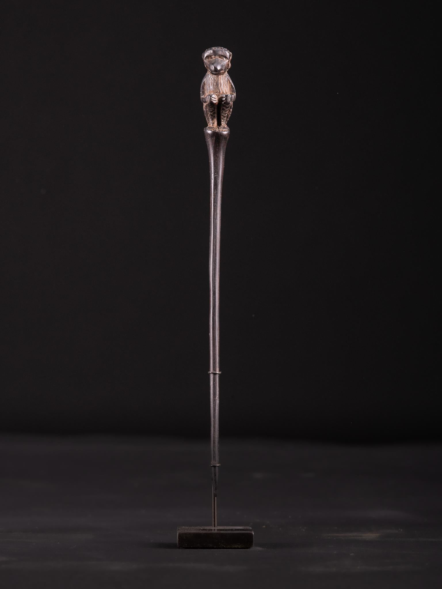 Intagliato a mano Lega People, DRC, Two Ceremonial Bone Hairpins from the Lega People in DRC in vendita