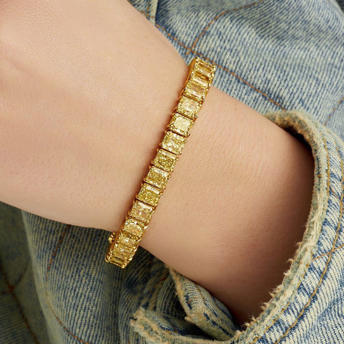 💎 28 Karat Radiant Cut Line Armband  Legacy zertifiziert

Dieses 28-karätige Armband mit Strahlenschliff ist eine Ausstellung von Ausgewogenheit, Brillanz und kühner Präzision. Dieses Schmuckstück besteht aus 28 natürlichen Diamanten im
