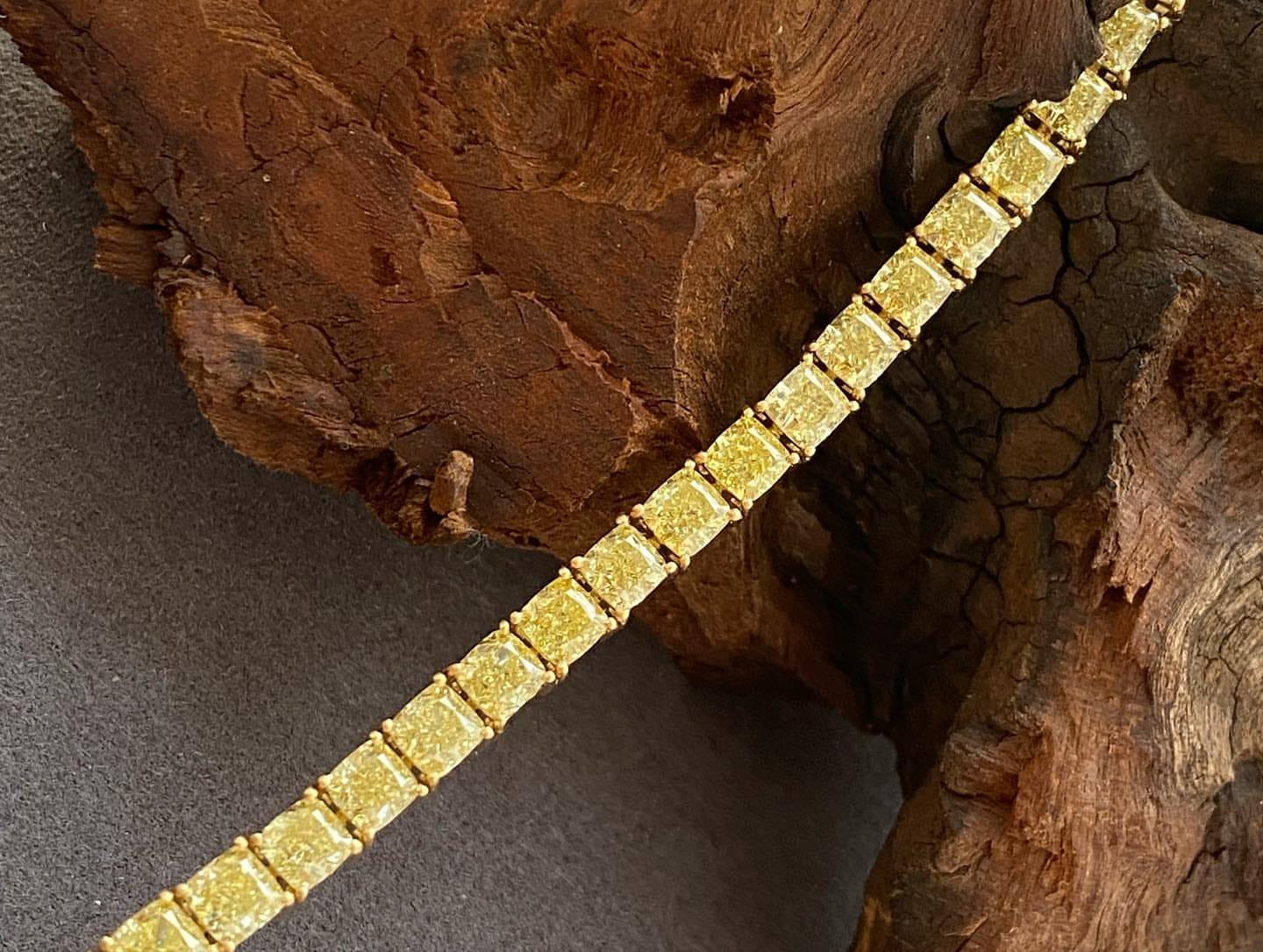 Esta pulsera de tenis de 28 quilates de diamantes Fancy Amarillo Claro a Y-Z es una suave declaración de artesanía de élite y tono radiante. Creada por Legacy Diamonds and Gemstones, presenta 28 diamantes naturales, de 1,00 quilate cada uno,