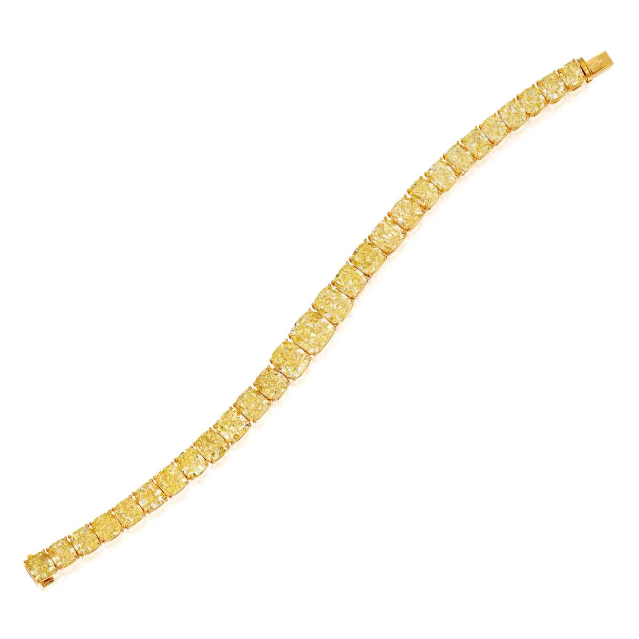 Ce bracelet en diamant taillé en coussin de couleur jaune fantaisie est une expression audacieuse de l'échelle, de la saturation et du luxe architectural. Serti de diamants naturels Fancy Yellow certifiés Legacy, allant d'un éclatant 2,5 carats à
