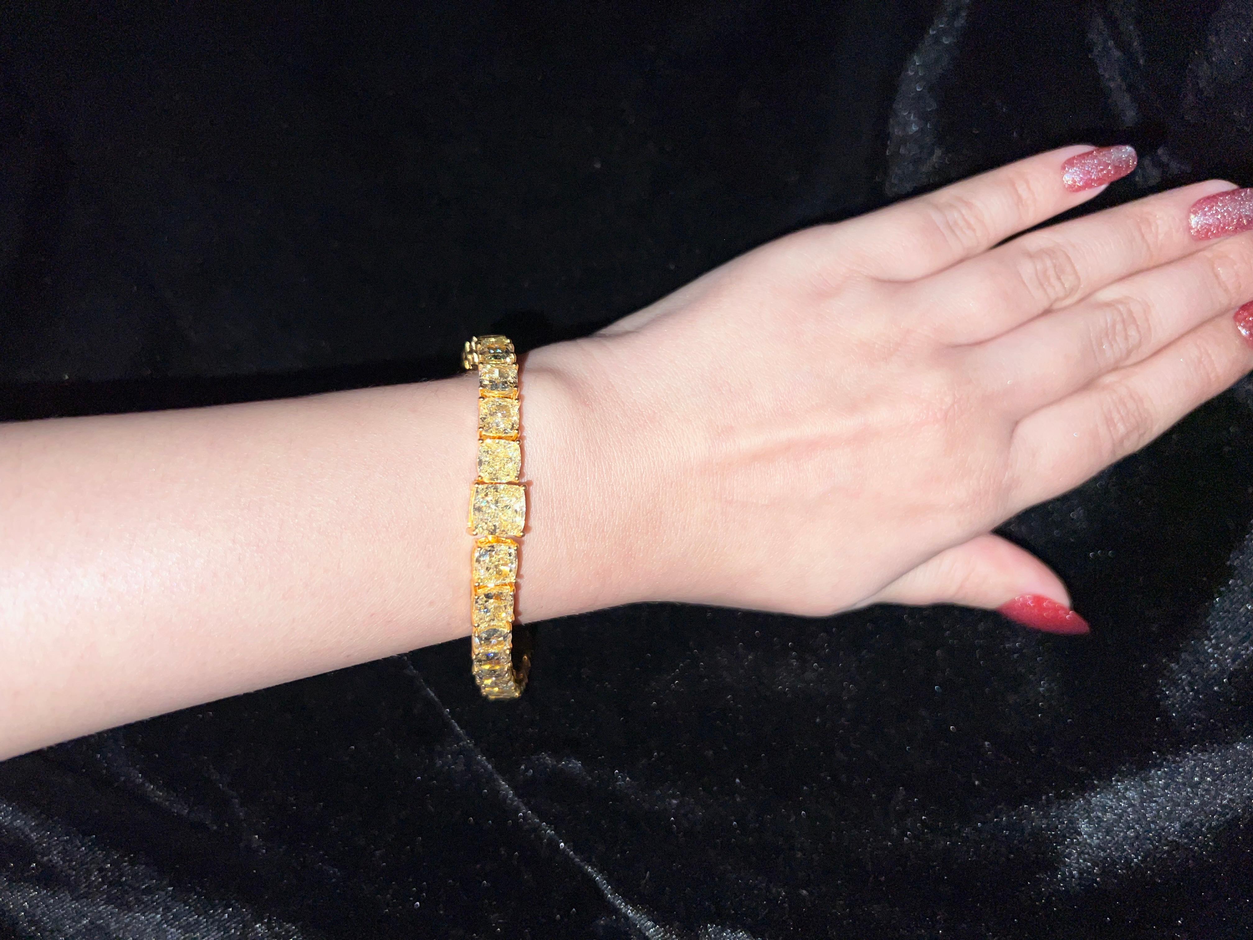 Bracelet en diamant taillé en coussin de 40 carats de couleur jaune fantaisie  Certifié GIA en vente 5