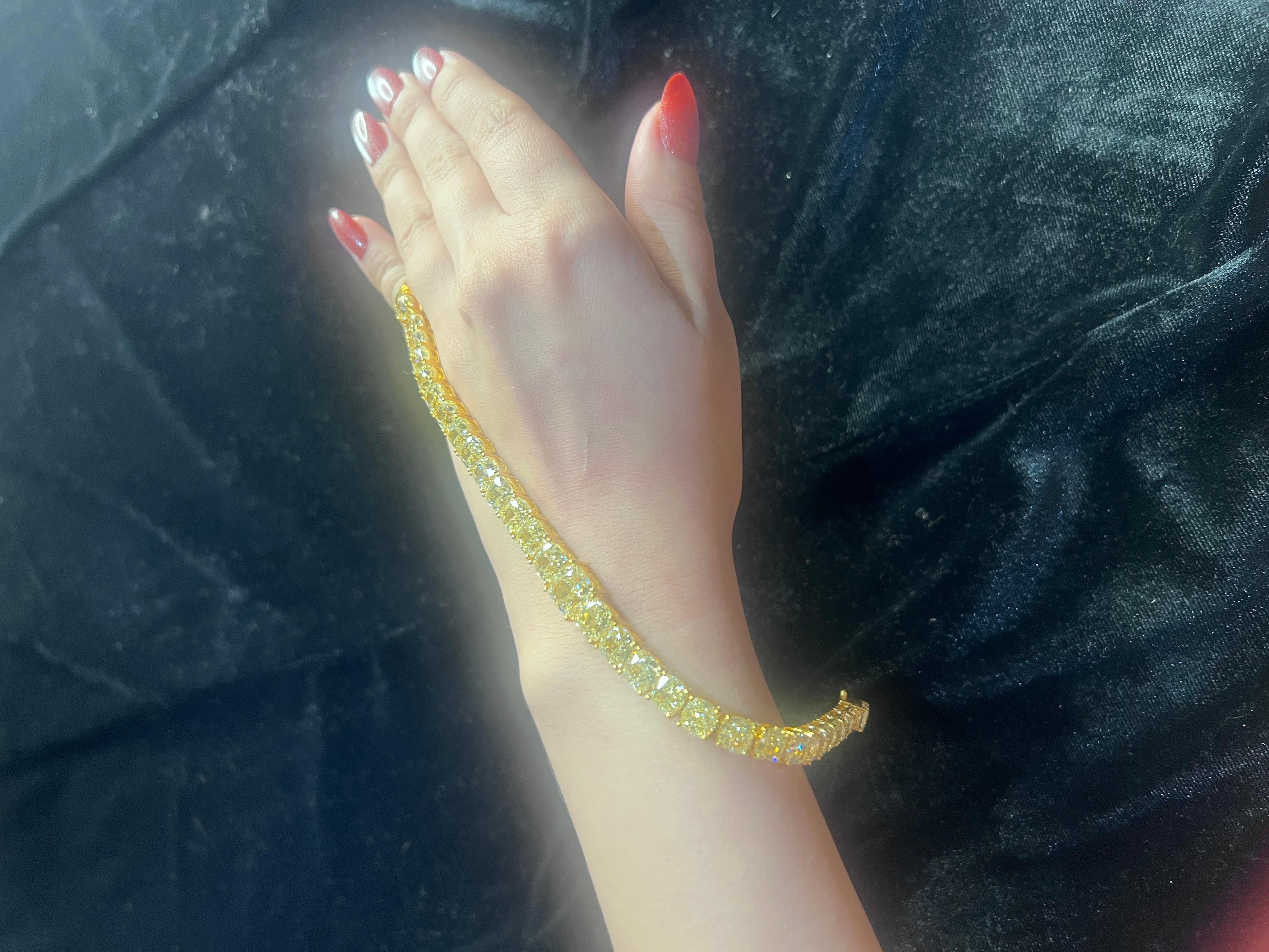 Bracelet en diamant taillé en coussin de 40 carats de couleur jaune fantaisie  Certifié GIA en vente 6