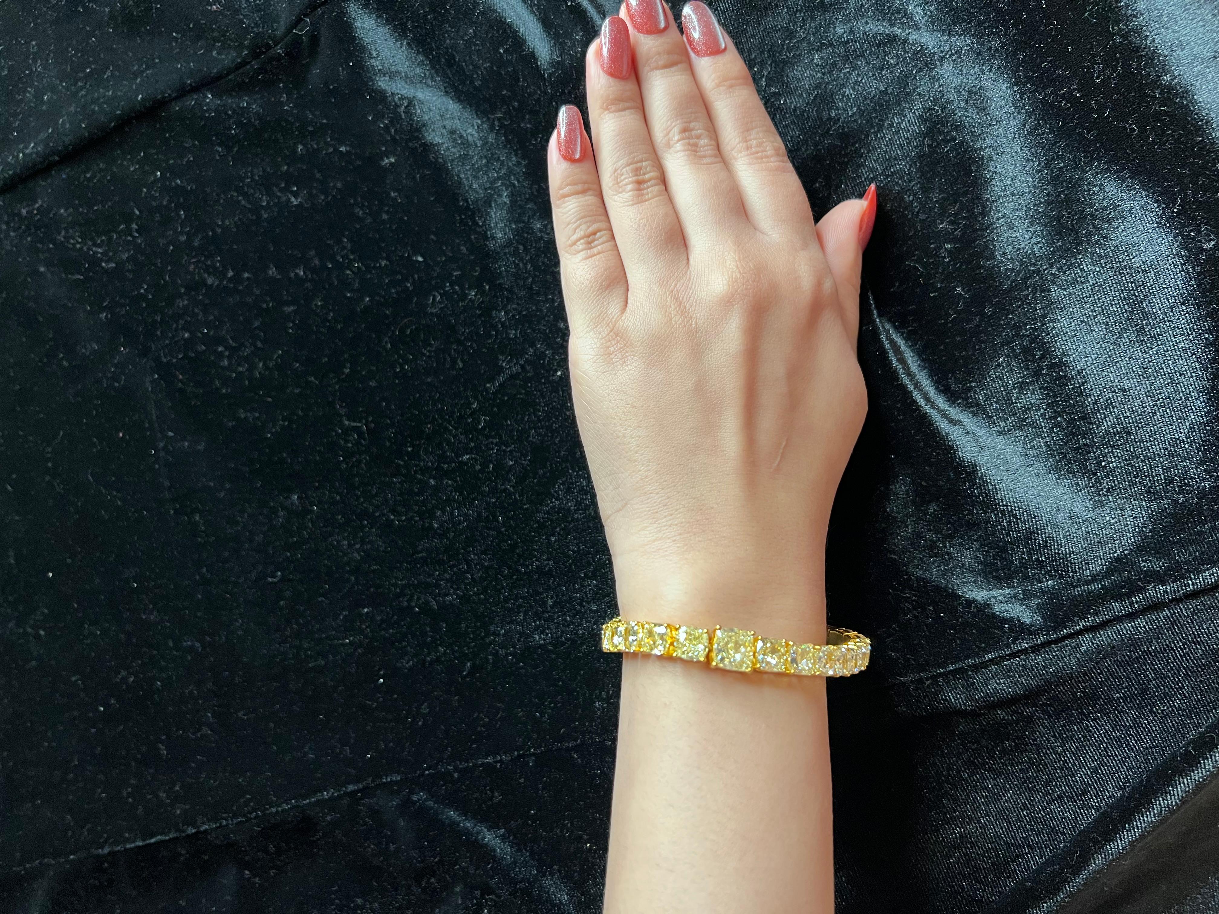 Bracelet en diamant taillé en coussin de 40 carats de couleur jaune fantaisie  Certifié GIA en vente 7