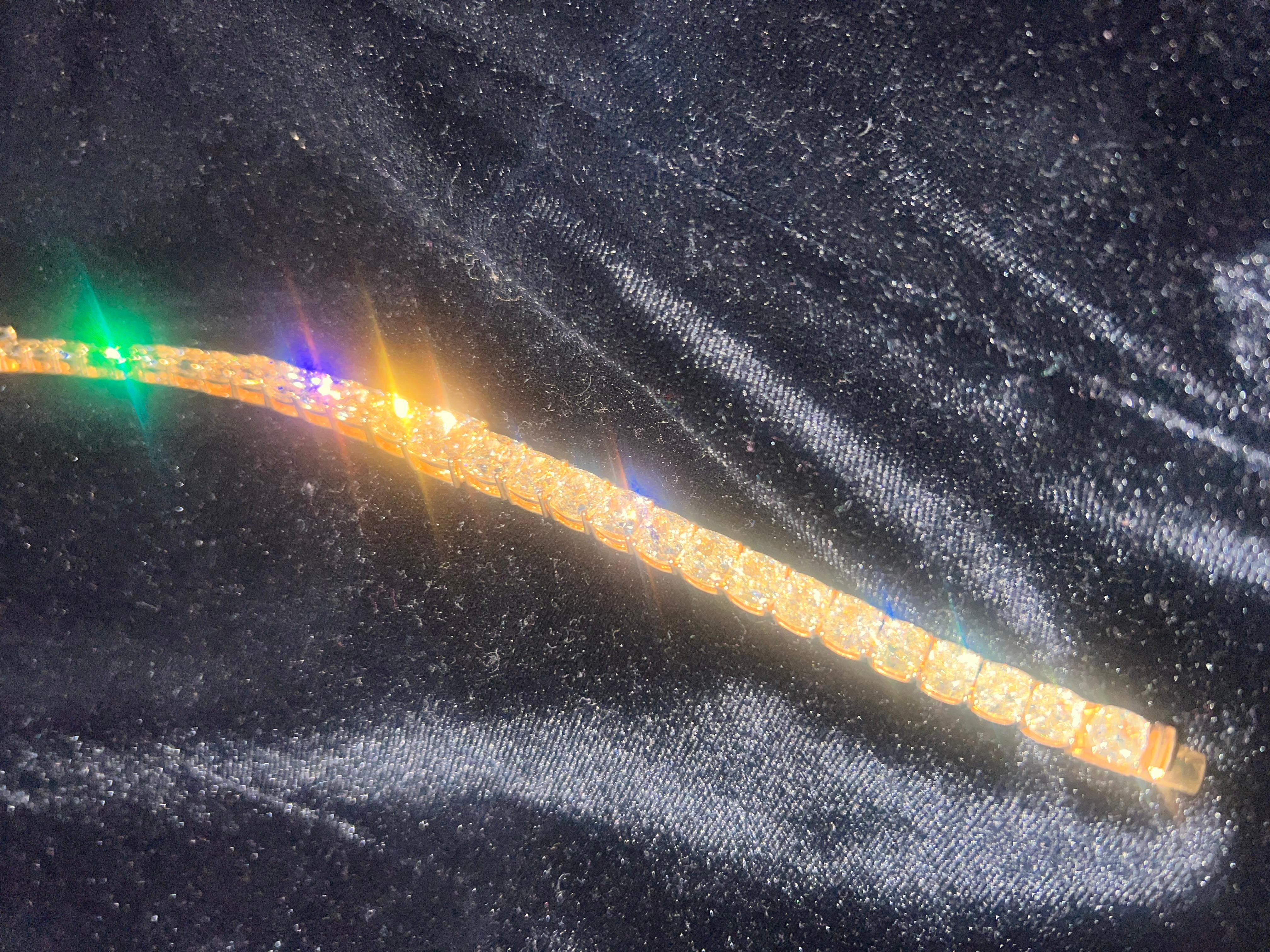 Bracelet en diamant taillé en coussin de 40 carats de couleur jaune fantaisie  Certifié GIA en vente 8
