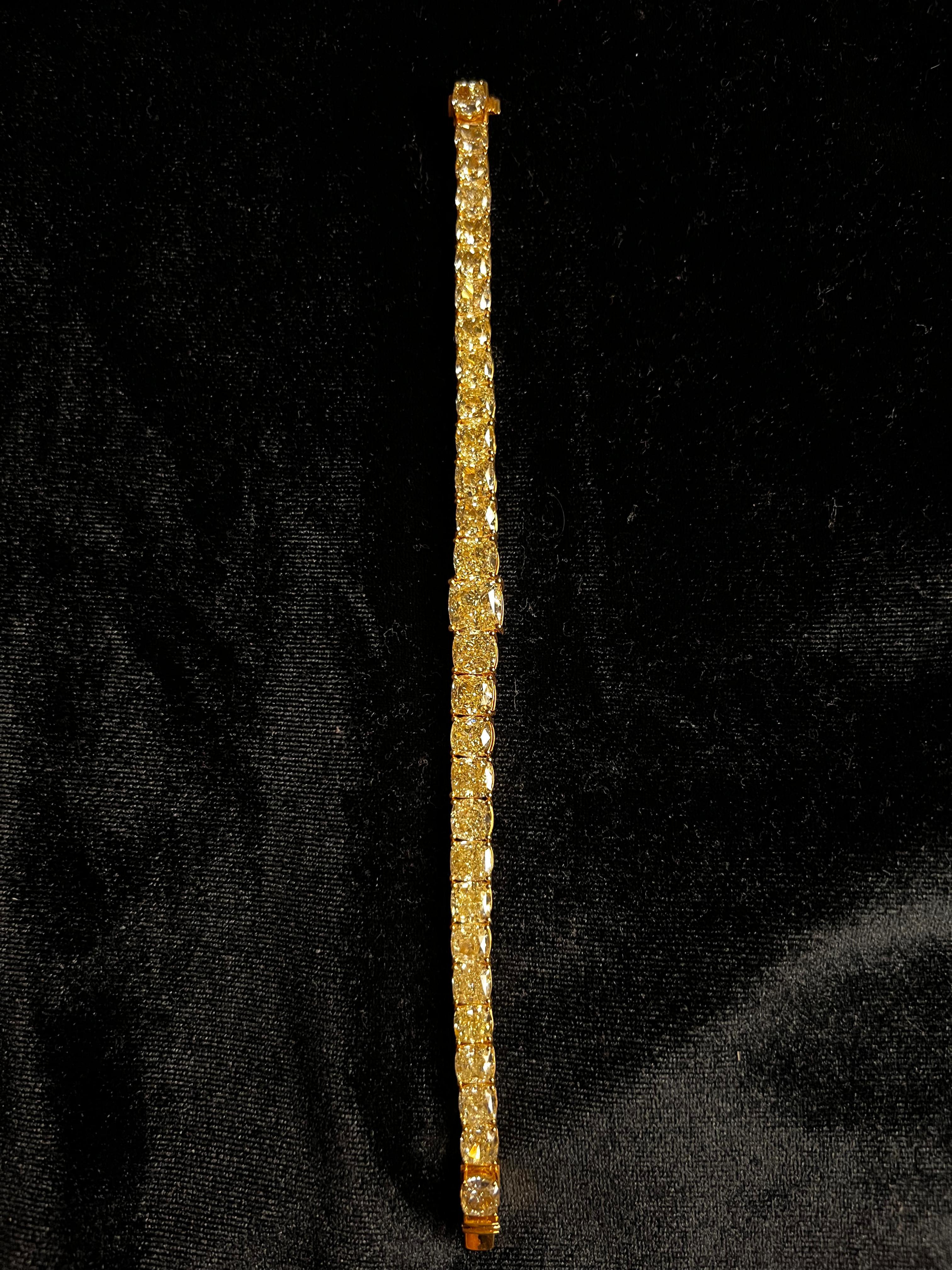 Un spectaculaire bracelet de haute joaillerie de 40 carats comprenant de rares diamants de taille coussin de couleur Fancy Light Yellow, certifiés par le GIA, et sertis individuellement dans un arrangement gradué de 3,5 carats à 1 carat. Une