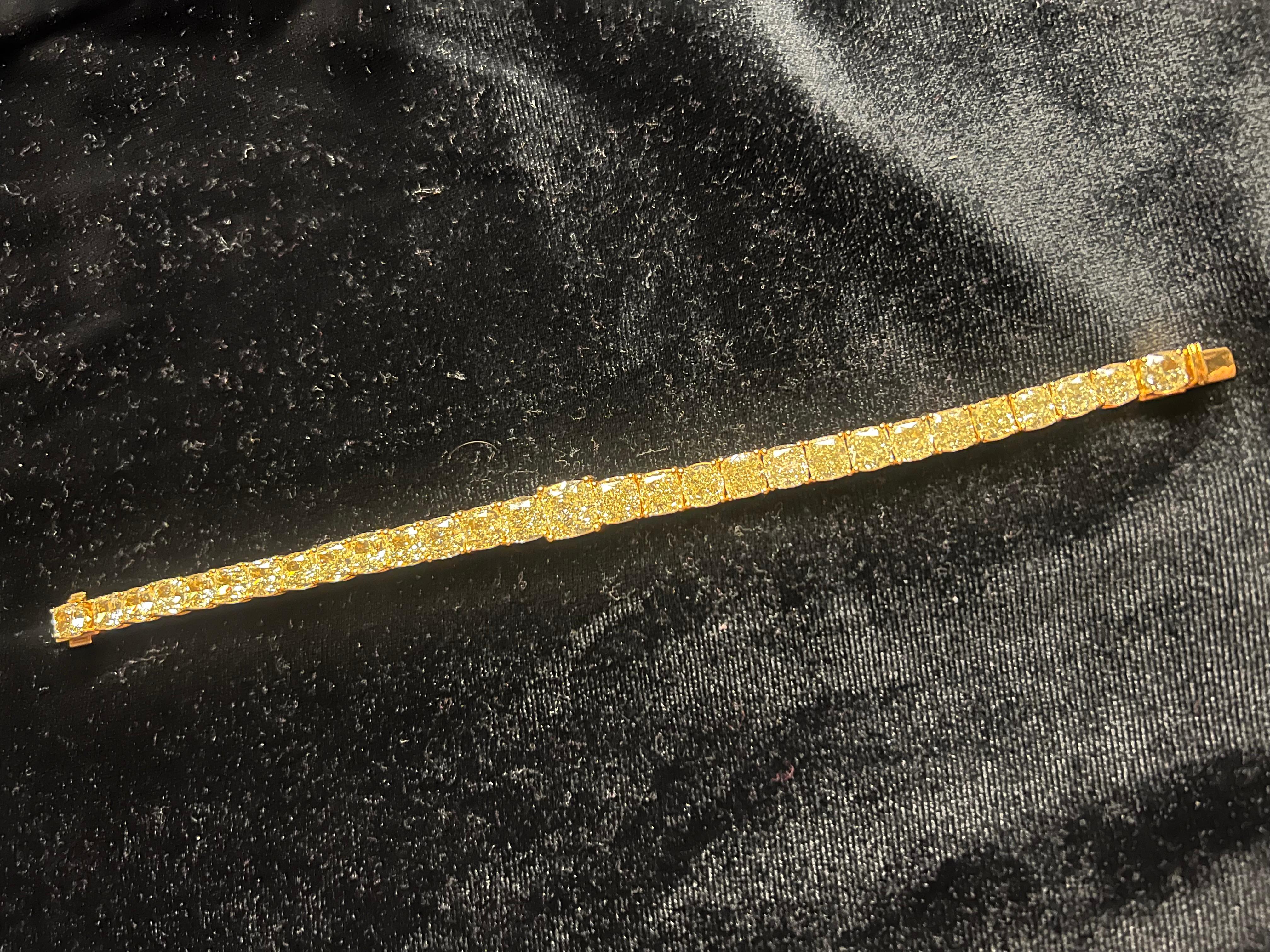 Bracelet en diamant taillé en coussin de 40 carats de couleur jaune fantaisie  Certifié GIA en vente 1