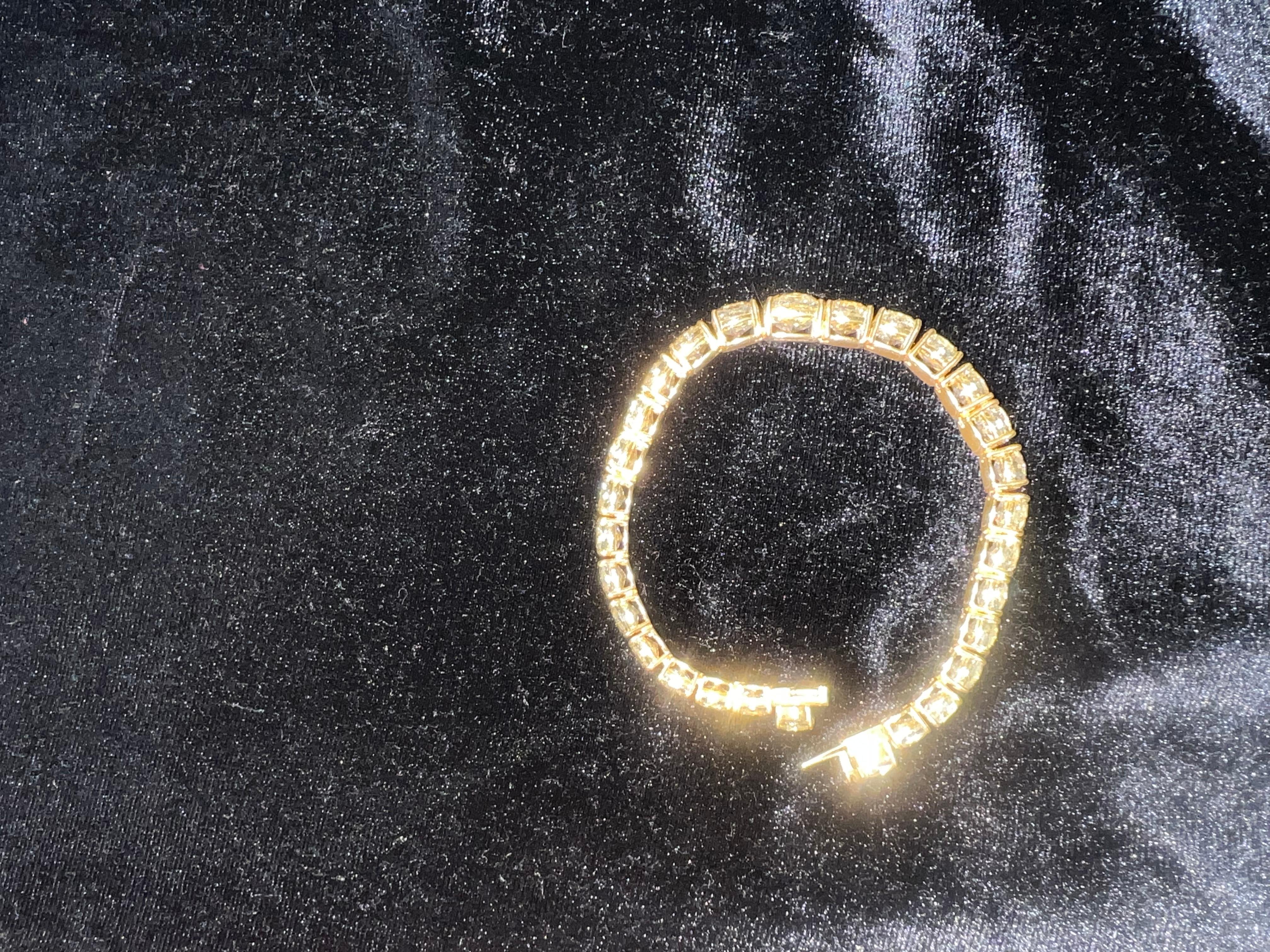 Bracelet en diamant taillé en coussin de 40 carats de couleur jaune fantaisie  Certifié GIA en vente 2