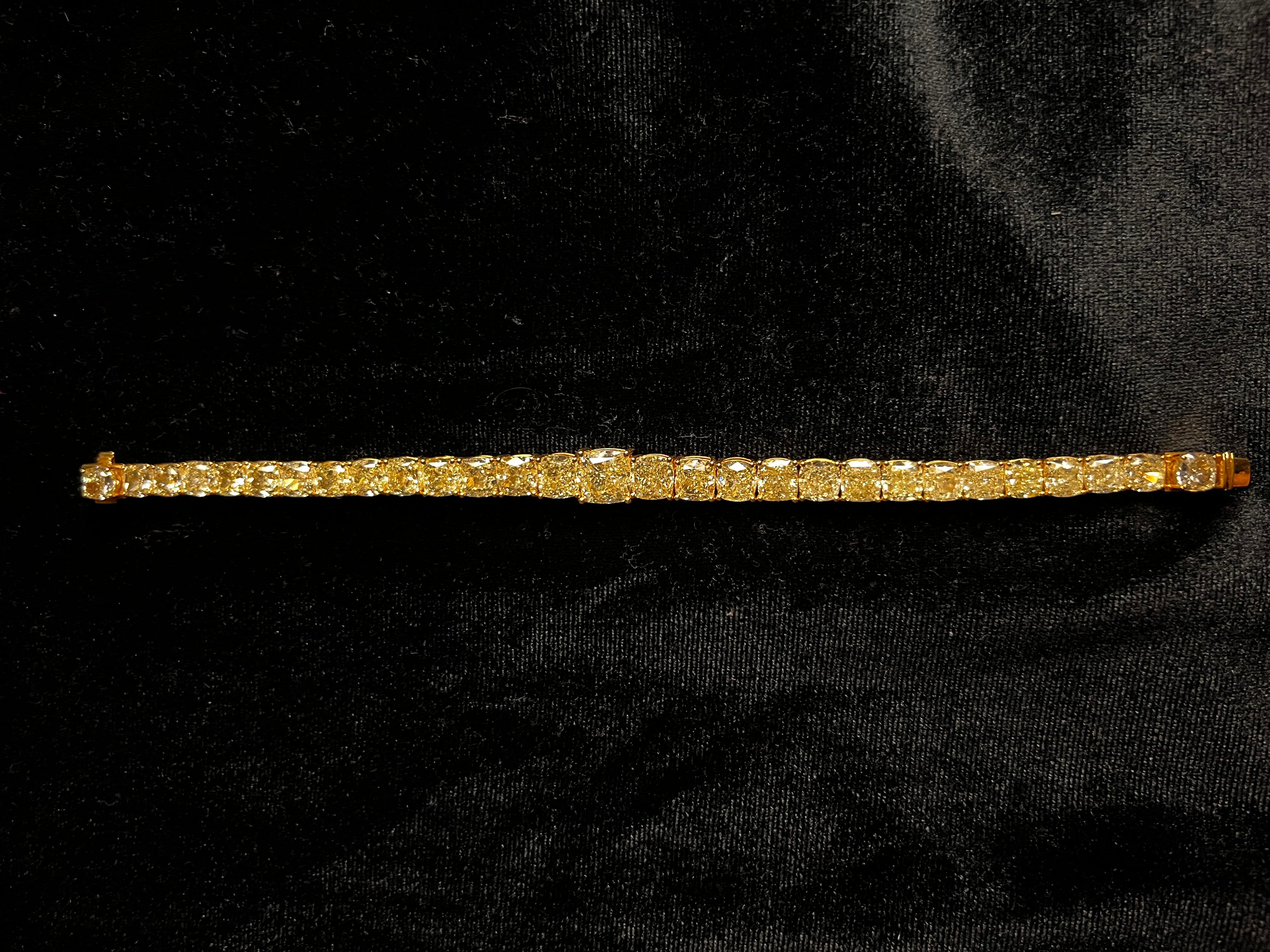 Bracelet en diamant taillé en coussin de 40 carats de couleur jaune fantaisie  Certifié GIA en vente 3