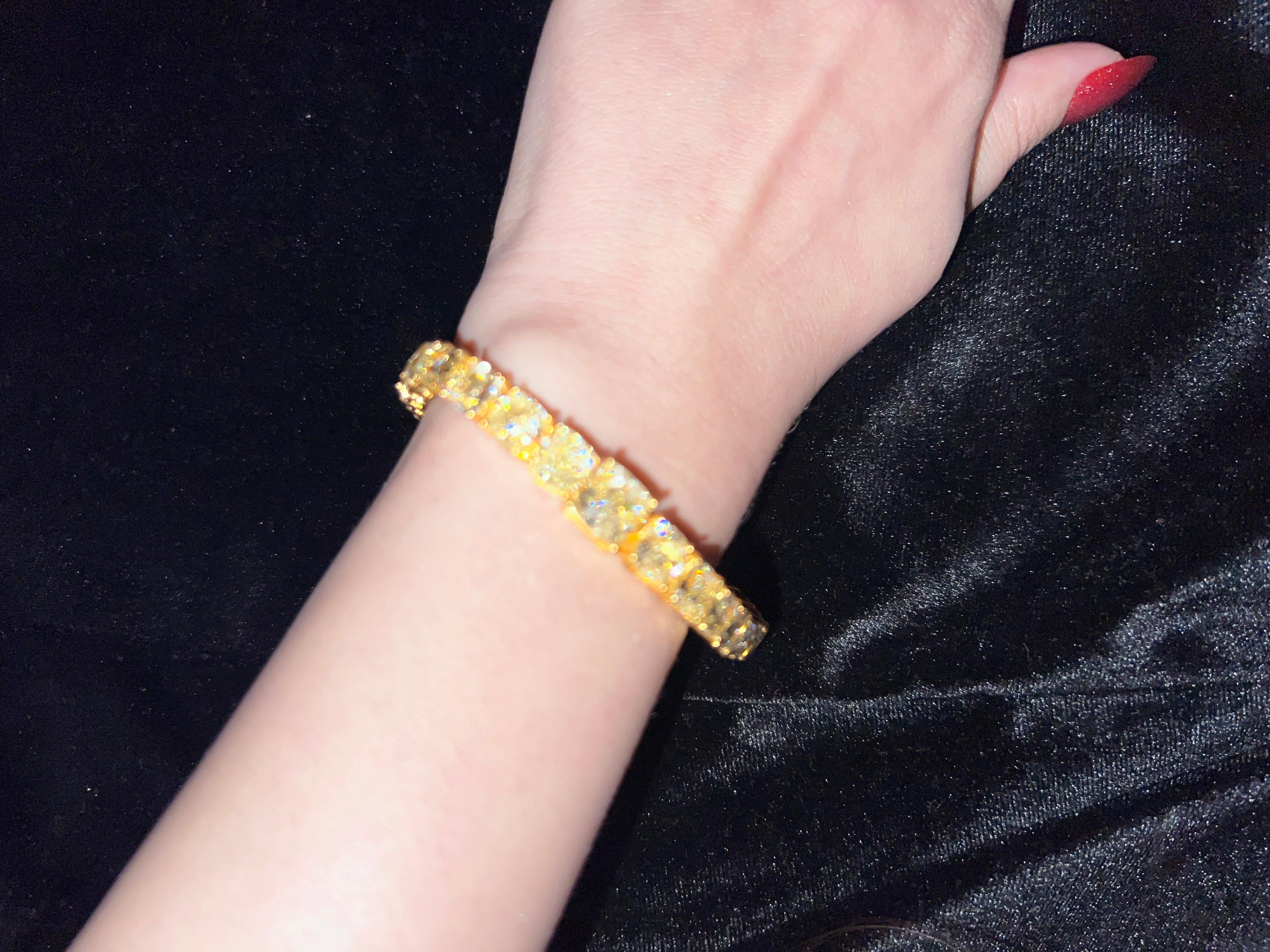 Bracelet en diamant taillé en coussin de 40 carats de couleur jaune fantaisie  Certifié GIA en vente 4