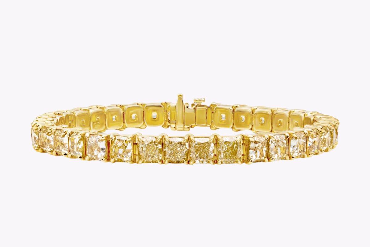 Ce bracelet de tennis en diamant jaune fantaisie de 40 carats est une déclaration lumineuse de luxe raffiné - réalisé avec brio par Legacy Diamonds and Gemstones. Composé d'environ 27 diamants naturels de couleur jaune fantaisie, de 1,50 carat