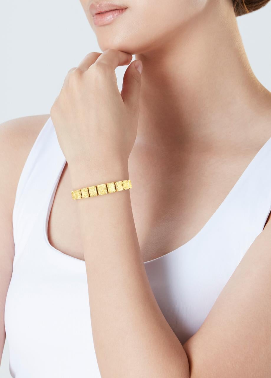 
Aperçu du produit

Ce bracelet en diamant radiant Fancy Yellow de 40 carats est une magnifique composition de couleurs, de clarté et de savoir-faire. Doté d'un ensemble de diamants de taille radiante de couleur naturelle Fancy Yellow, ce bracelet