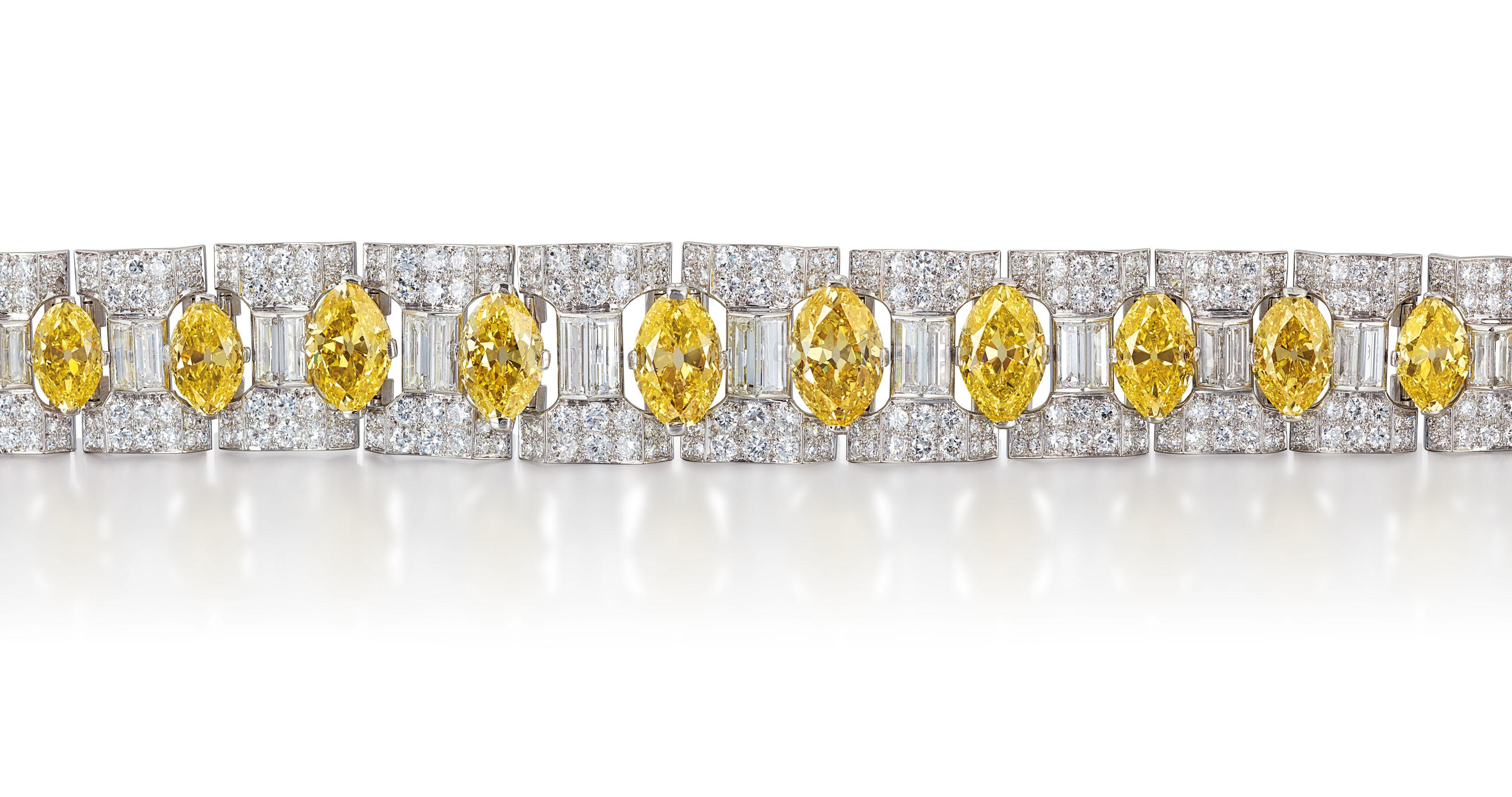Panoramica del prodotto

Questo bracciale di diamanti giallo intenso da 45 carati non è solo un accessorio: è un cimelio di immensa rarità e valore da collezione. Realizzato da Legacy Diamonds & Gemstones, questo squisito pezzo sfoggia diamanti