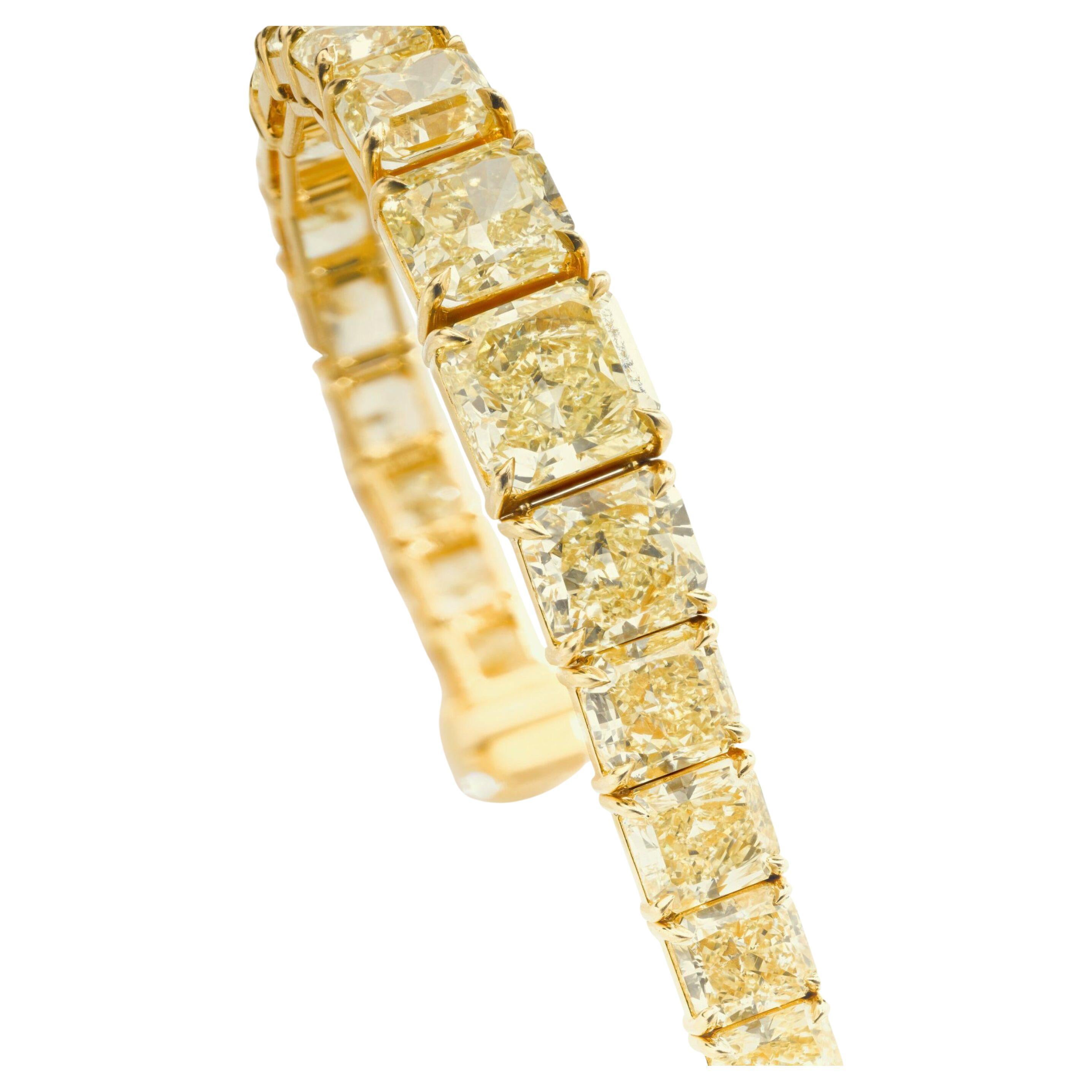Un magnifique bracelet en diamant radiant de 50 carats présentant un ensemble gradué de diamants.  diamants naturels, avec des pierres centrales mesurant jusqu'à 4-5 carats et se rétrécissant jusqu'à environ 1 carat. Ce bracelet en or jaune 18