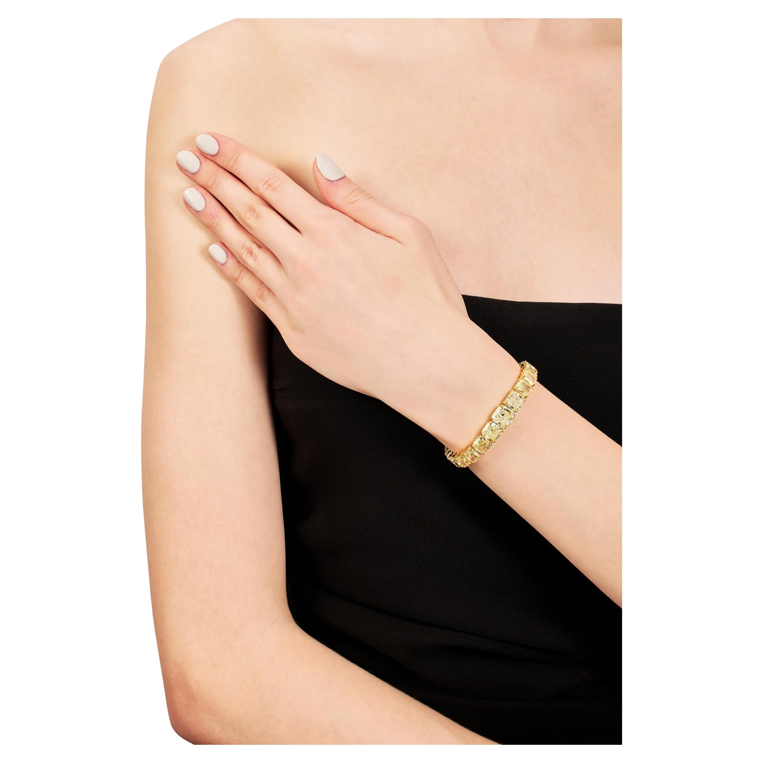 Moderne LEGACY Bracelet en diamant radiant de 50 carats  Jaune fantaisie en vente