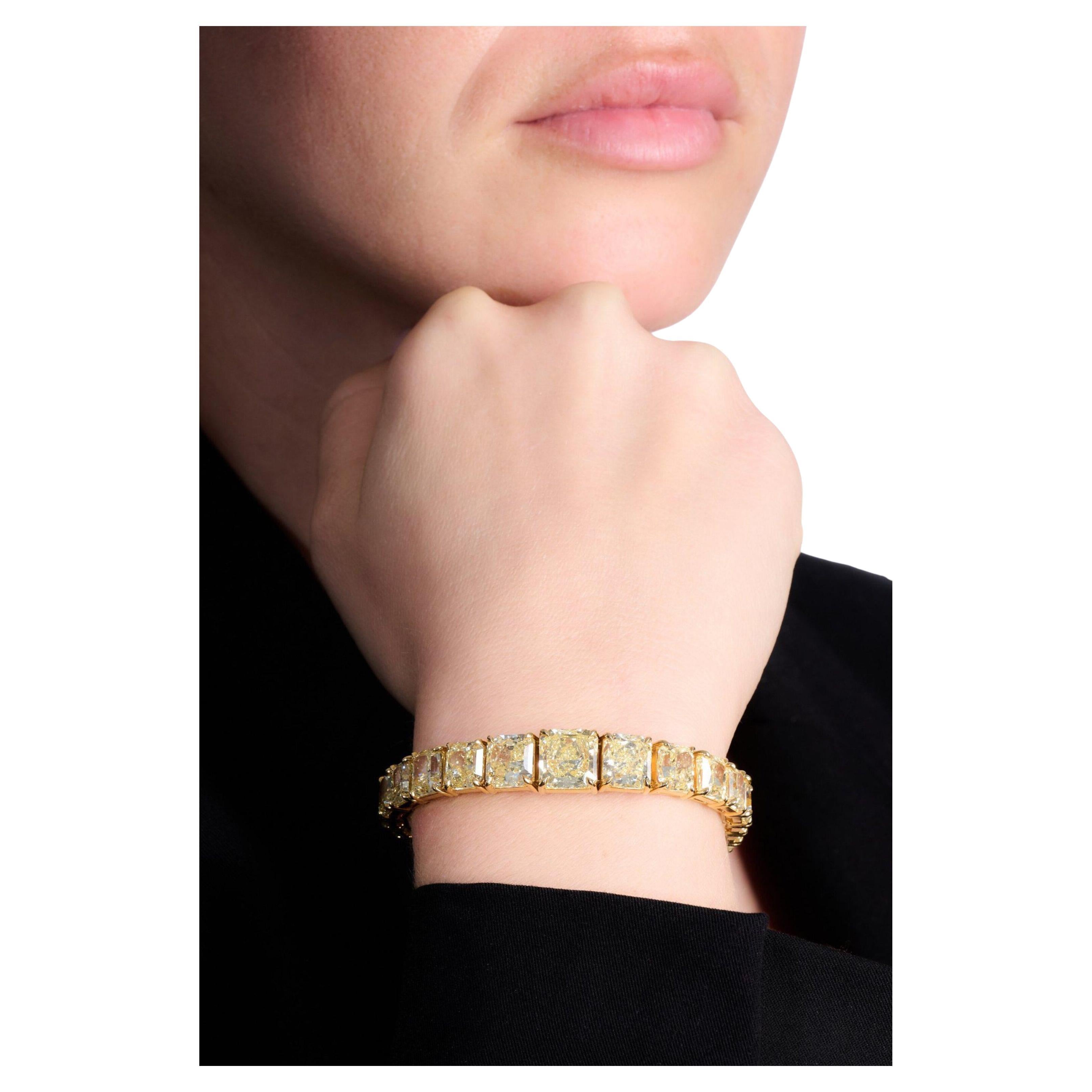 Superbe bracelet en diamant radiant de 50 carats présentant un ensemble gradué de diamants naturels certifiés GIA, avec des pierres centrales mesurant jusqu'à 4-5 carats et se rétrécissant jusqu'à environ 1 carat. Ce bracelet en or jaune 18 carats