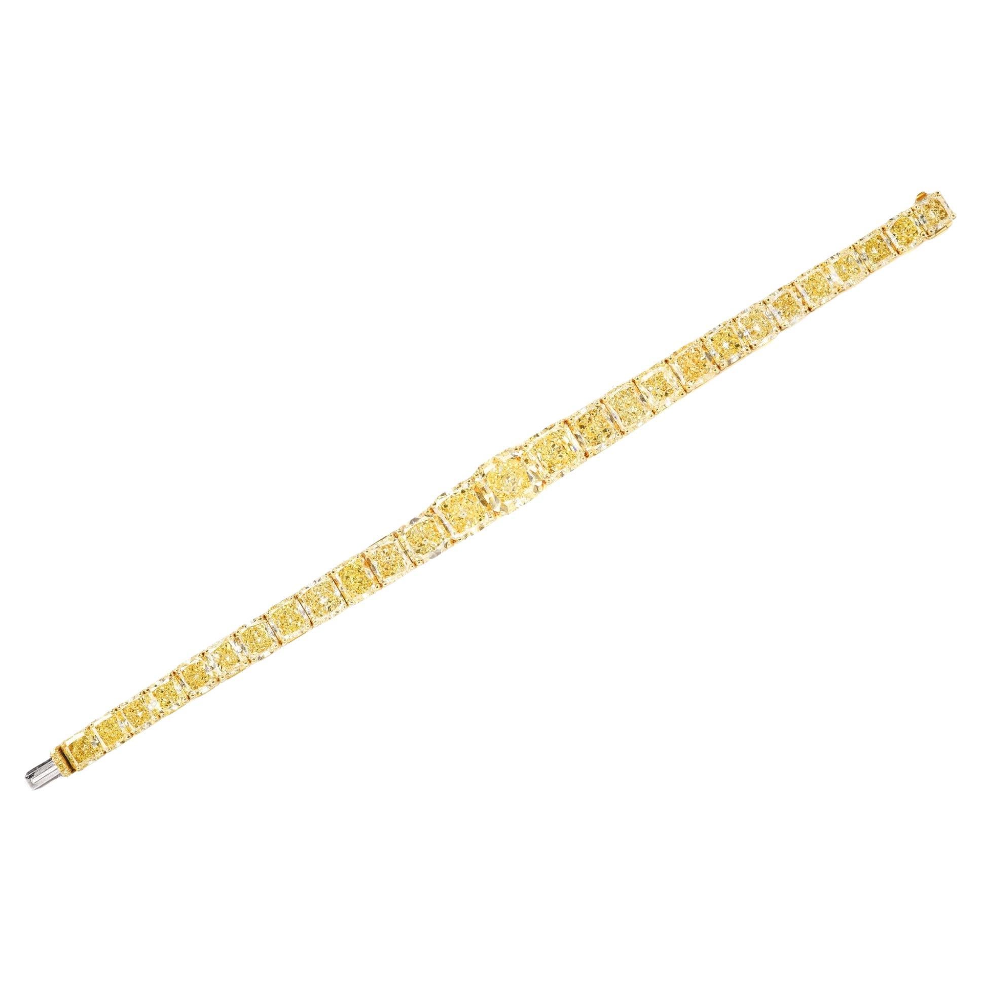 Audacieux, rayonnant et construit pour l'histoire - ce bracelet en diamant taillé en coussin de couleur jaune fantaisie de 55 carats est une célébration de la beauté naturelle et de l'échelle exceptionnelle. Certifiée par Legacy Diamonds &