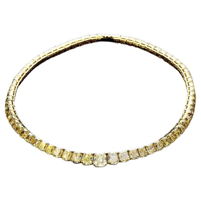 Un crescendo visual de brillo natural - este Collar de Diamantes Rivière Graduado de 60 quilates muestra una excepcional disposición de diamantes de talla cojín certificados por el GIA, curados en un refinado espectro que va del color Amarillo Claro