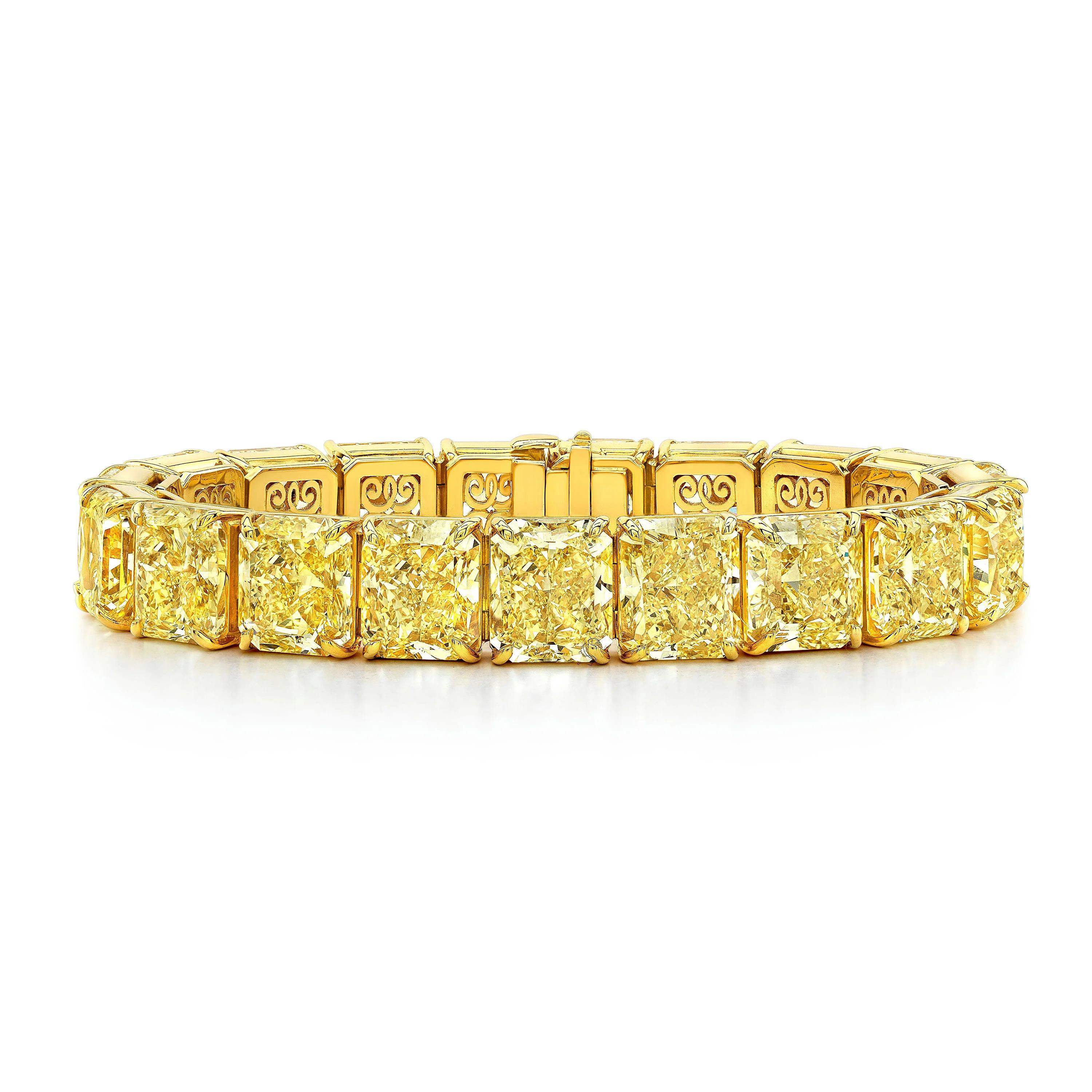 Ce bracelet en diamant radiant de 75 carats, de couleur jaune fantaisie à jaune intense, est une célébration de la couleur, de la rareté et de l'échelle. Avec 25 diamants naturels de taille radieuse, chacun d'environ 3,00 carats, ce chef-d'œuvre a