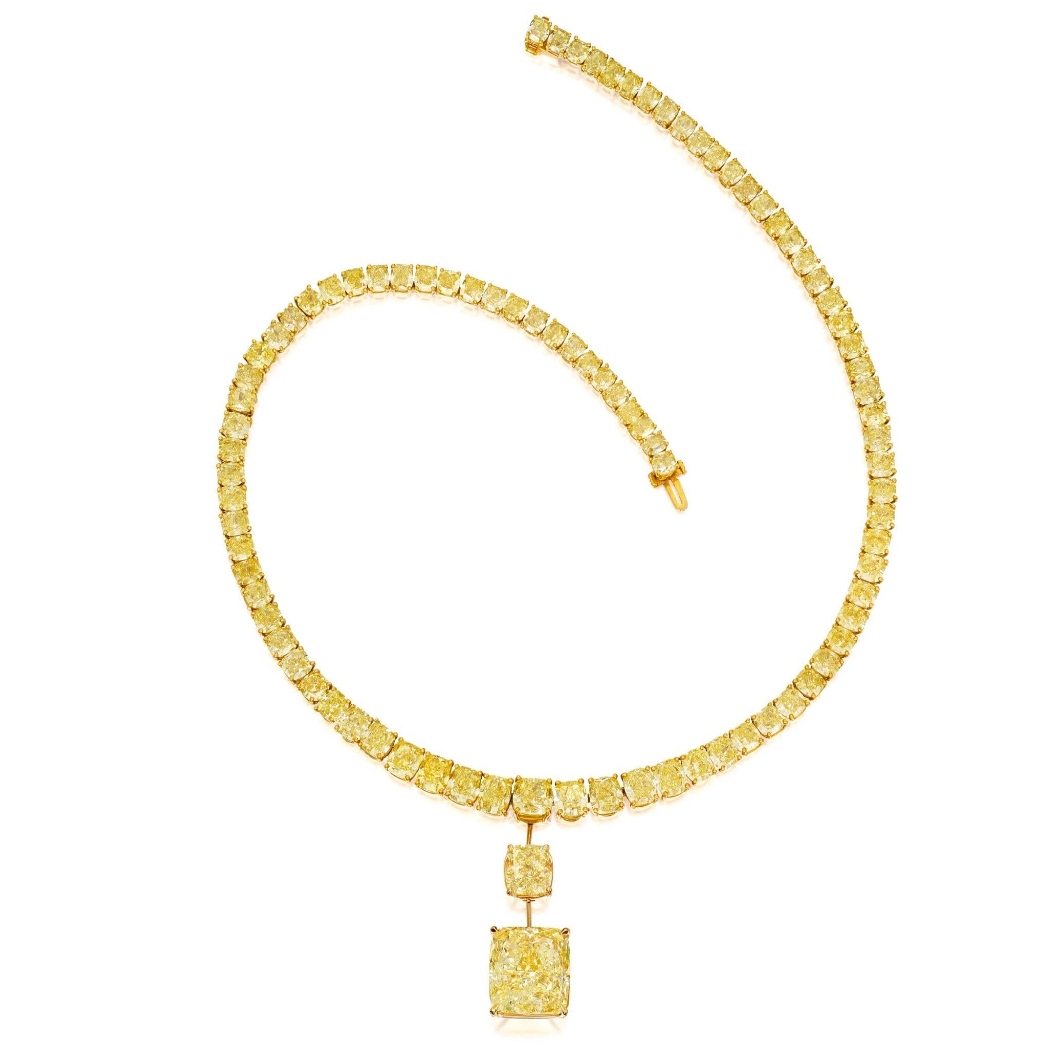 Questa collana Heritage con diamanti gialli da 90 carati, coronata da una straordinaria goccia da 15 carati con certificato GIA e taglio a cuscino, è più di un gioiello: è un cimelio generazionale degno dei caveau reali e delle principali aste