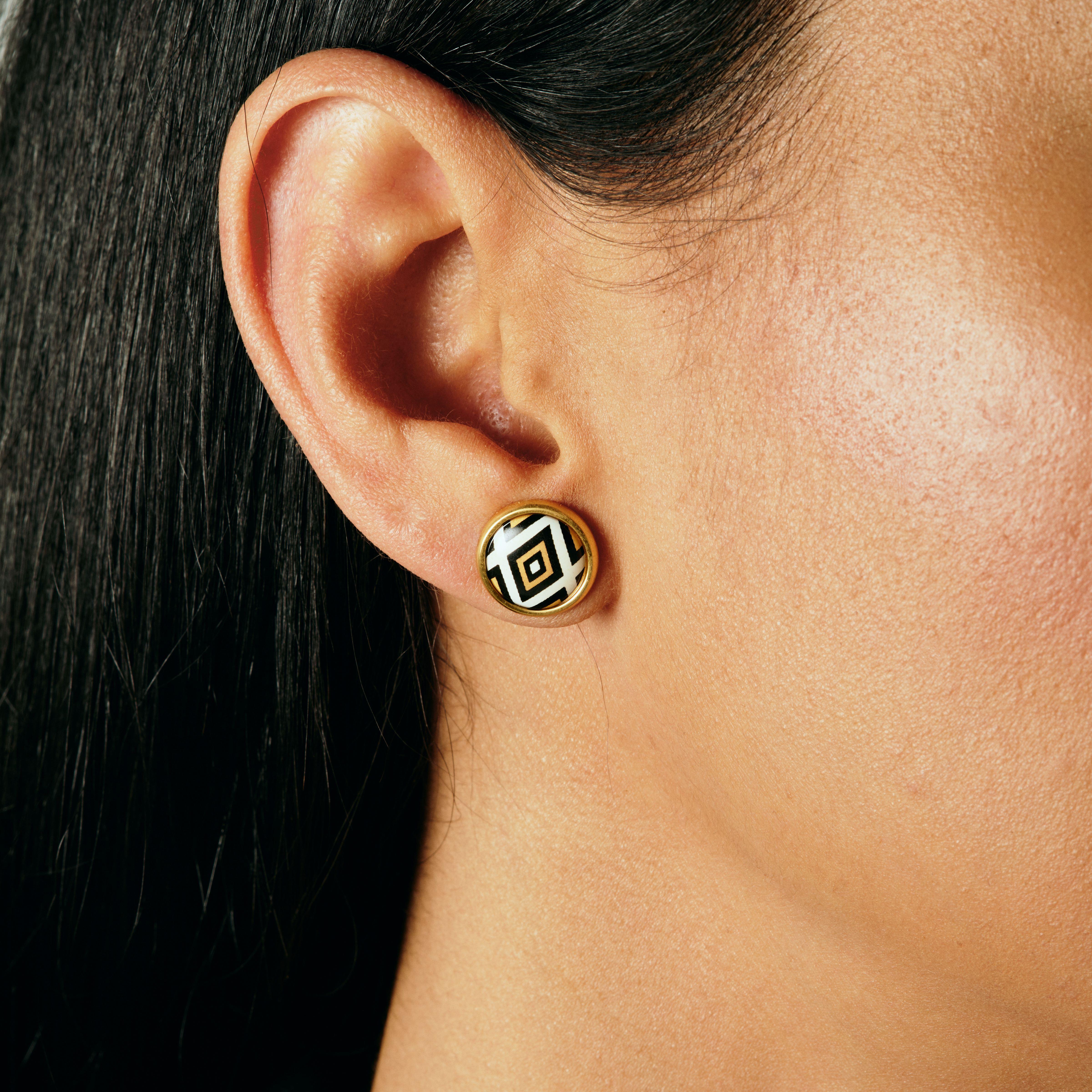 Wir präsentieren unseren Legacy-Ohrring. Gönnen Sie sich einen exquisiten Stil mit unseren Ohrringen aus 18k vergoldetem Edelstahl. Diese hypoallergenen Ohrringe, die von Hand mit leuchtender Feueremaille bemalt wurden, sind ein wahres Meisterwerk