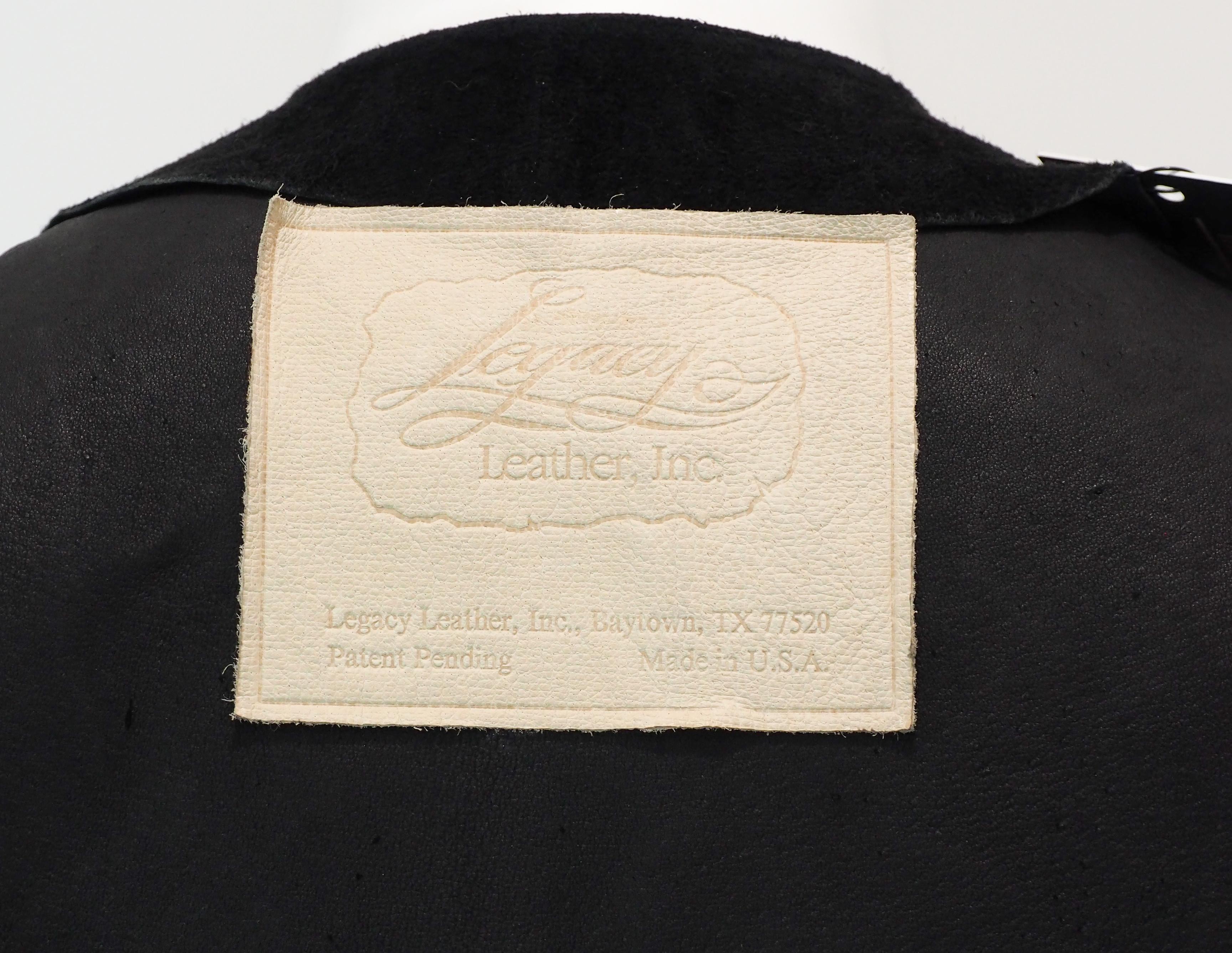 Ce châle à franges en cuir et daim noir vintage de Legacy Leather est orné de paillettes exquises et de plumes, alliant l'élégance bohème à l'esprit western. Parfait pour faire une déclaration audacieuse à Burning Man, Coachella ou tout autre