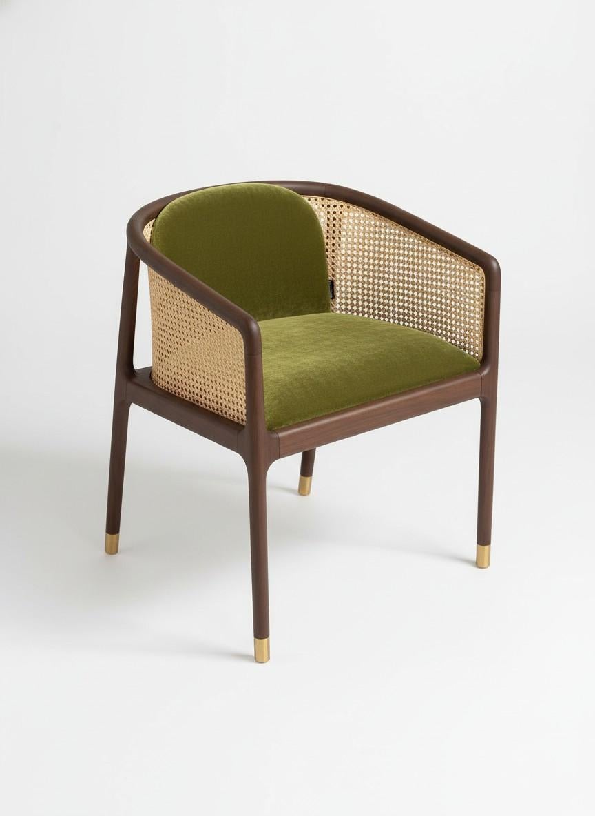 Der Legacy Rattan Dining Chair ist eine Studie des kuratierten Erbes, die die Wärme natürlicher MATERIALIEN mit dem Reichtum maßgeschneiderter Polsterung verbindet. Dieses Möbelstück wurde für anspruchsvolle Esszimmer oder Akzenträume entworfen und