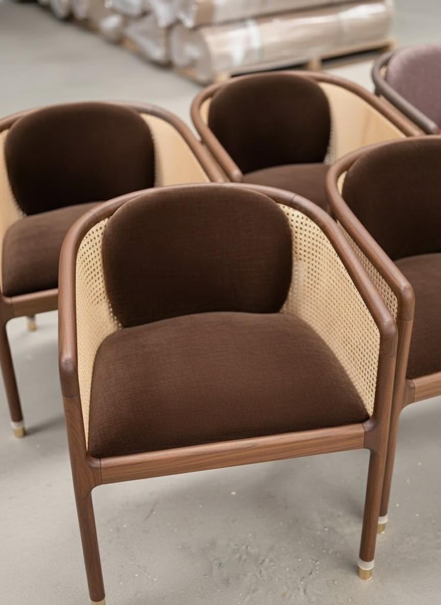 Legacy Vienna Dining Chair aus Samt in zeitlosem Design - Mondo Design Studio (21. Jahrhundert und zeitgenössisch) im Angebot