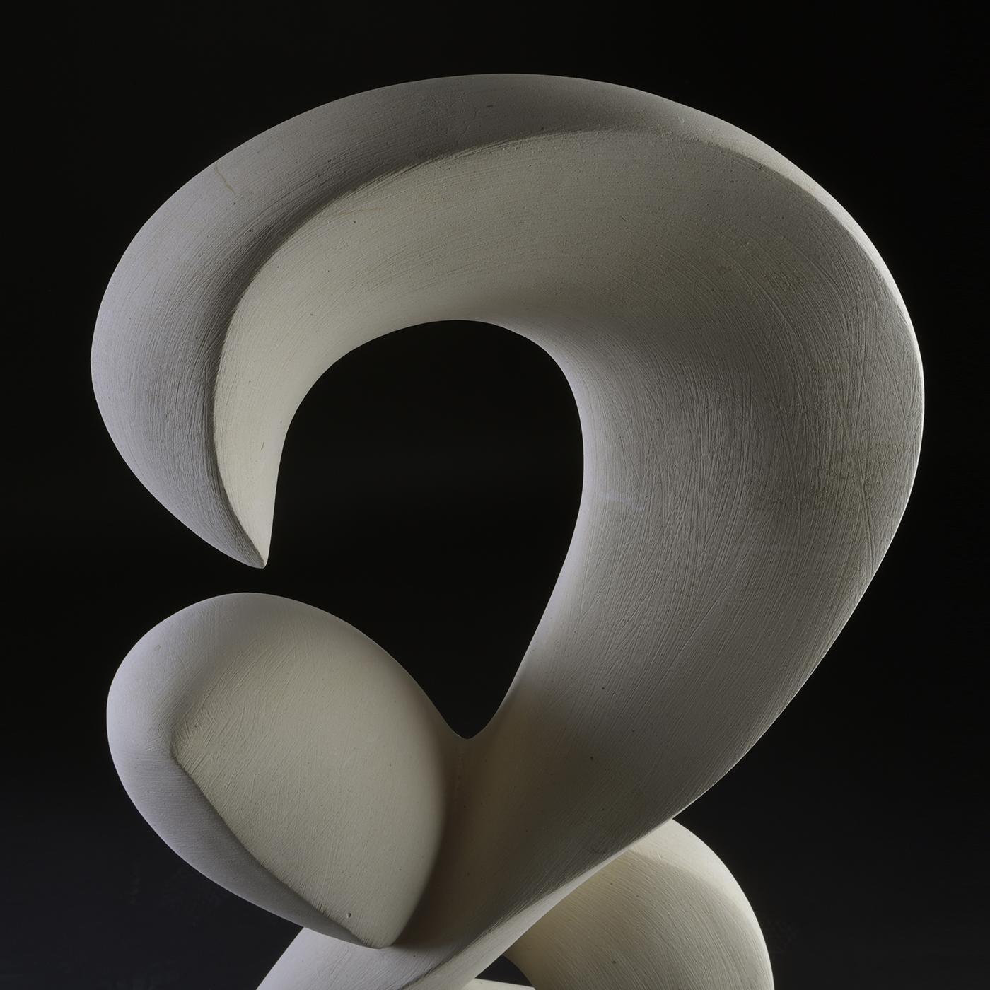 Una silhouette intricata e tortuosa che attualizza con eleganza il concetto di legame - come suggerisce eloquentemente il suo nome italiano - questa scultura è intrisa di poesia. Celebrazione dell'effetto curativo che la natura ha sull'uomo, la