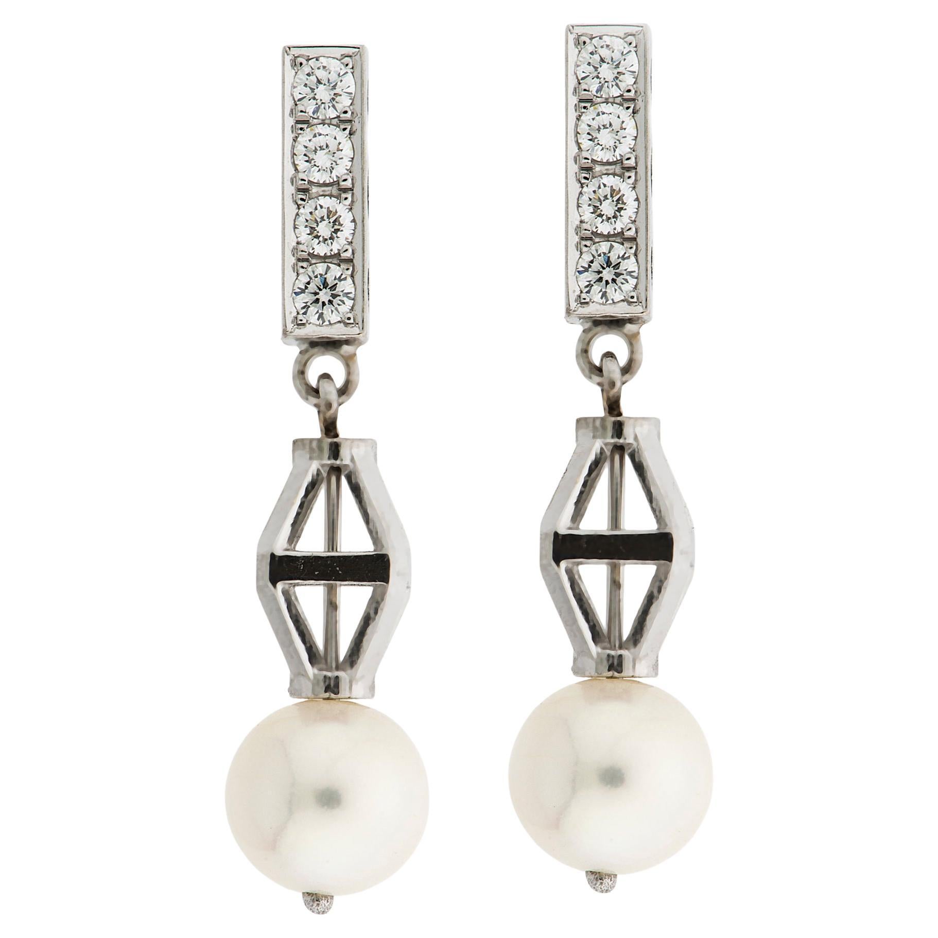 "Legato" Earrings in 18k White Gold with VVS1 E/F brilliants and Akoya pearls. en vente