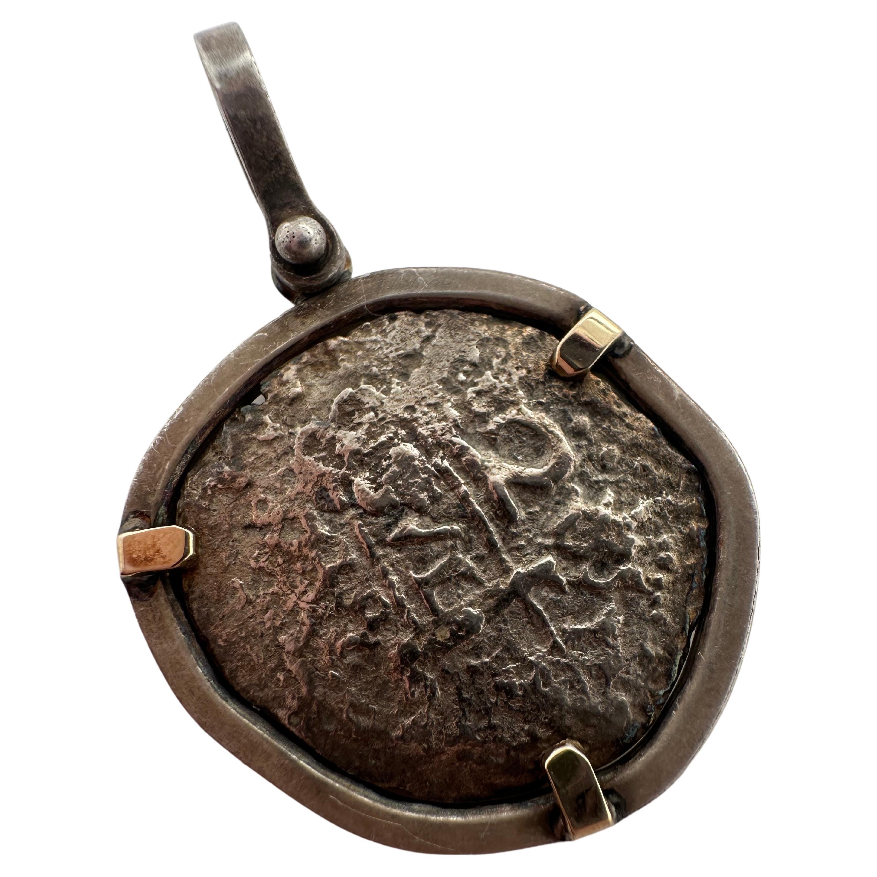Ein sehr seltenes Stück zu finden, ist dies eine echte authentische Atocha Münze, es wurde durch Generationen weitergegeben und schließlich in unserem Büro gelandet. Es ist authentisch, wie Sie unter dem Mikroskop sehen können, dass die Ornamente
