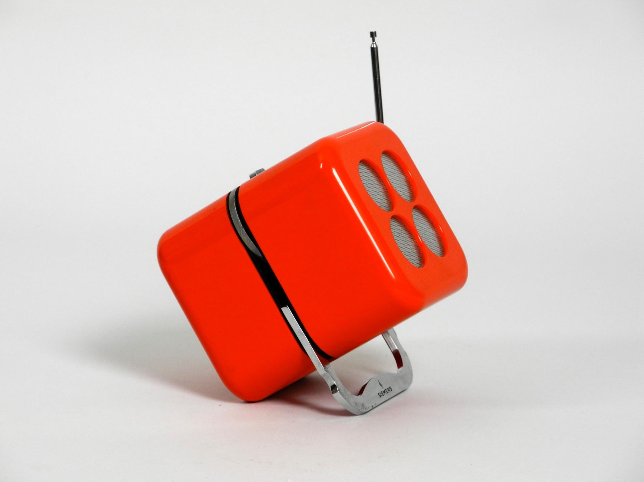 Legendary orange cube radio by Dario & Mario Bellini for Siemens, 1968.
Model RK 501 ALPHA 2. Design Classic made in Germany.
Fully functional with electricity and with battery.
Very good original condition. Hard to find in this well preserved