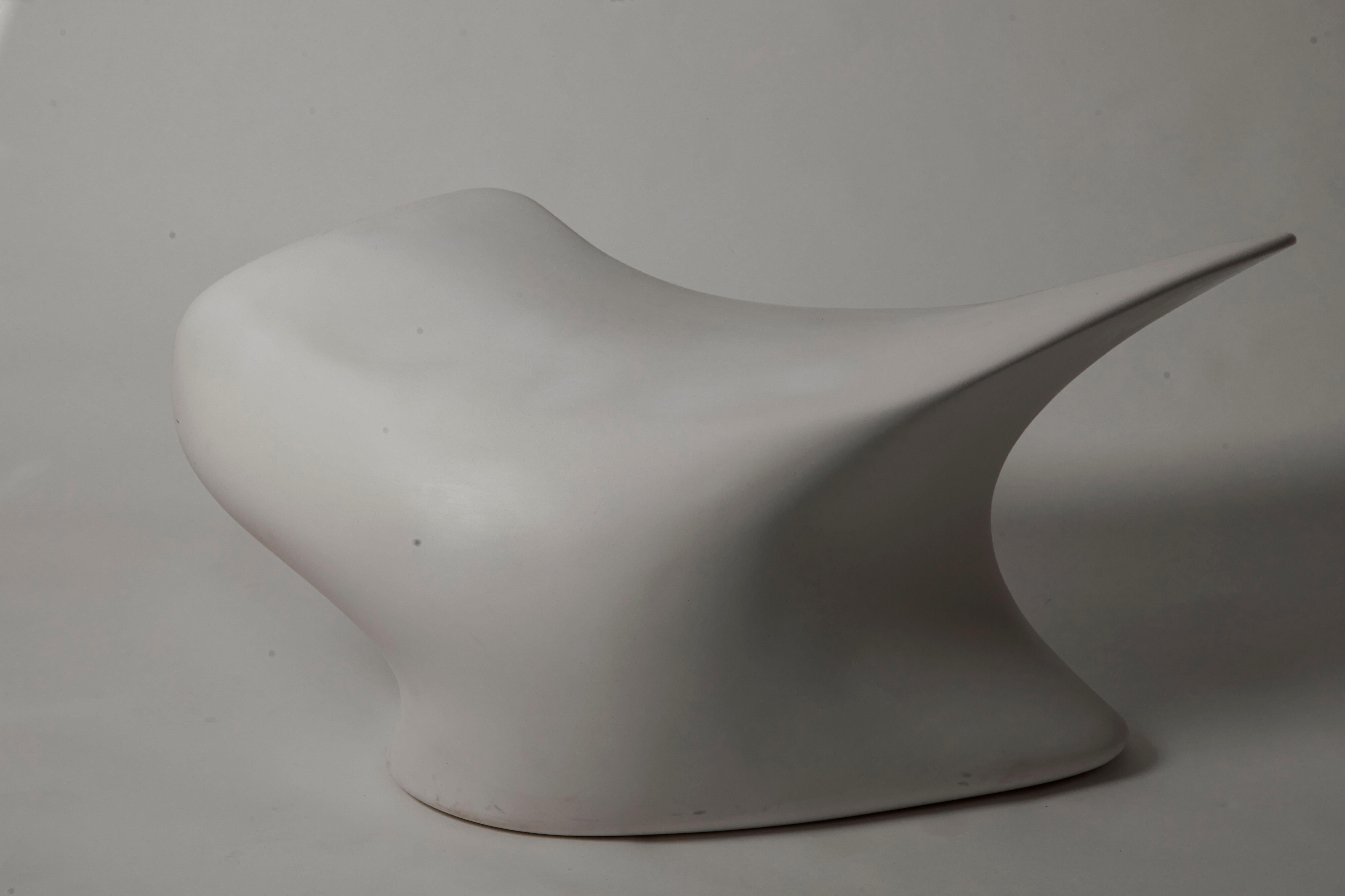 Mit der unverwechselbaren fließenden Ästhetik der verstorbenen Architektin Zaha Hadid schafft die geschwungene Nekton Bench ein Gefühl der Kontinuität in jedem Raum.