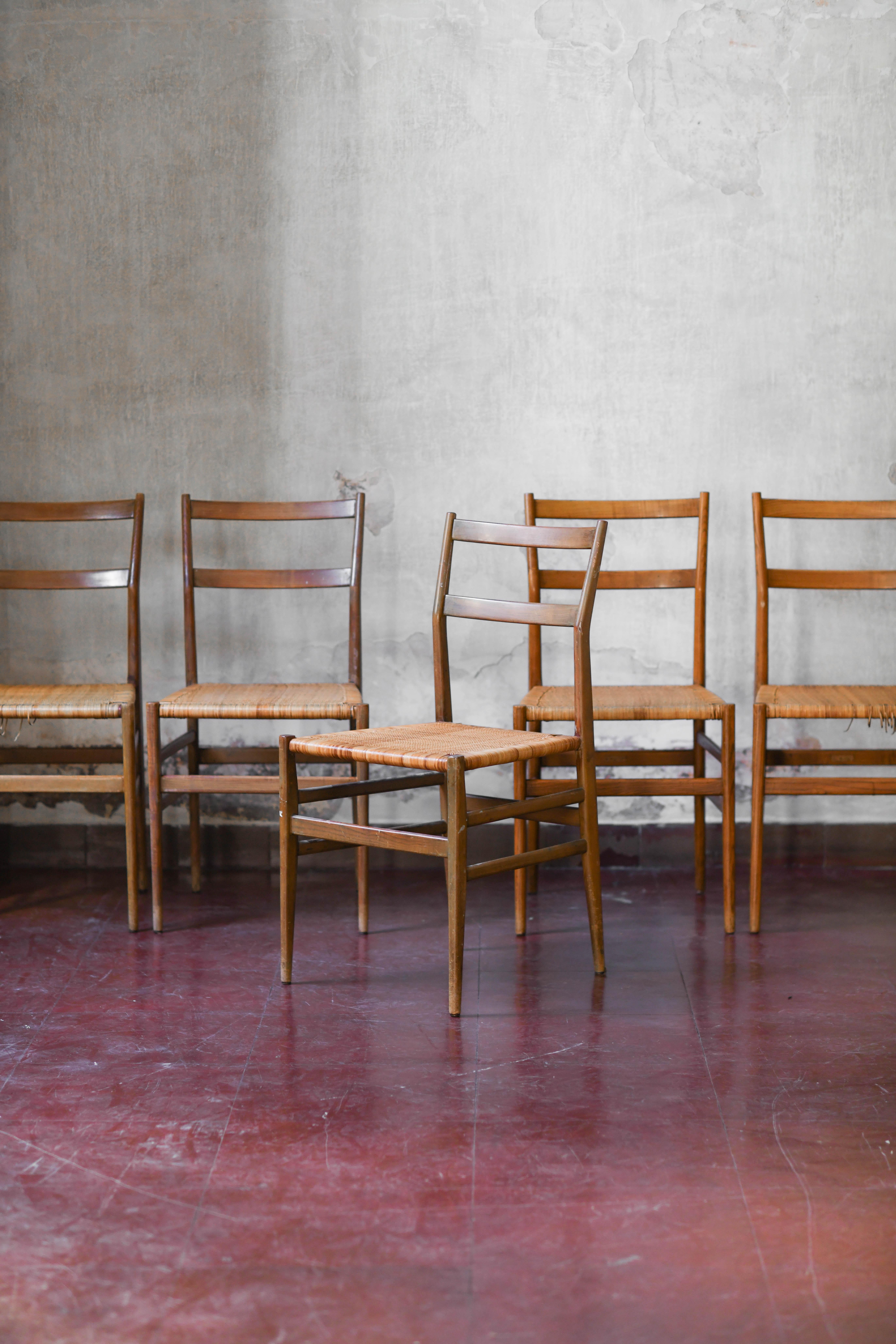 Leggera chair by Gio Ponti – set of 7 pieces, original edition from the 1950s.
Product details
Dimensions: 52 L x 81 H x 51 D cm