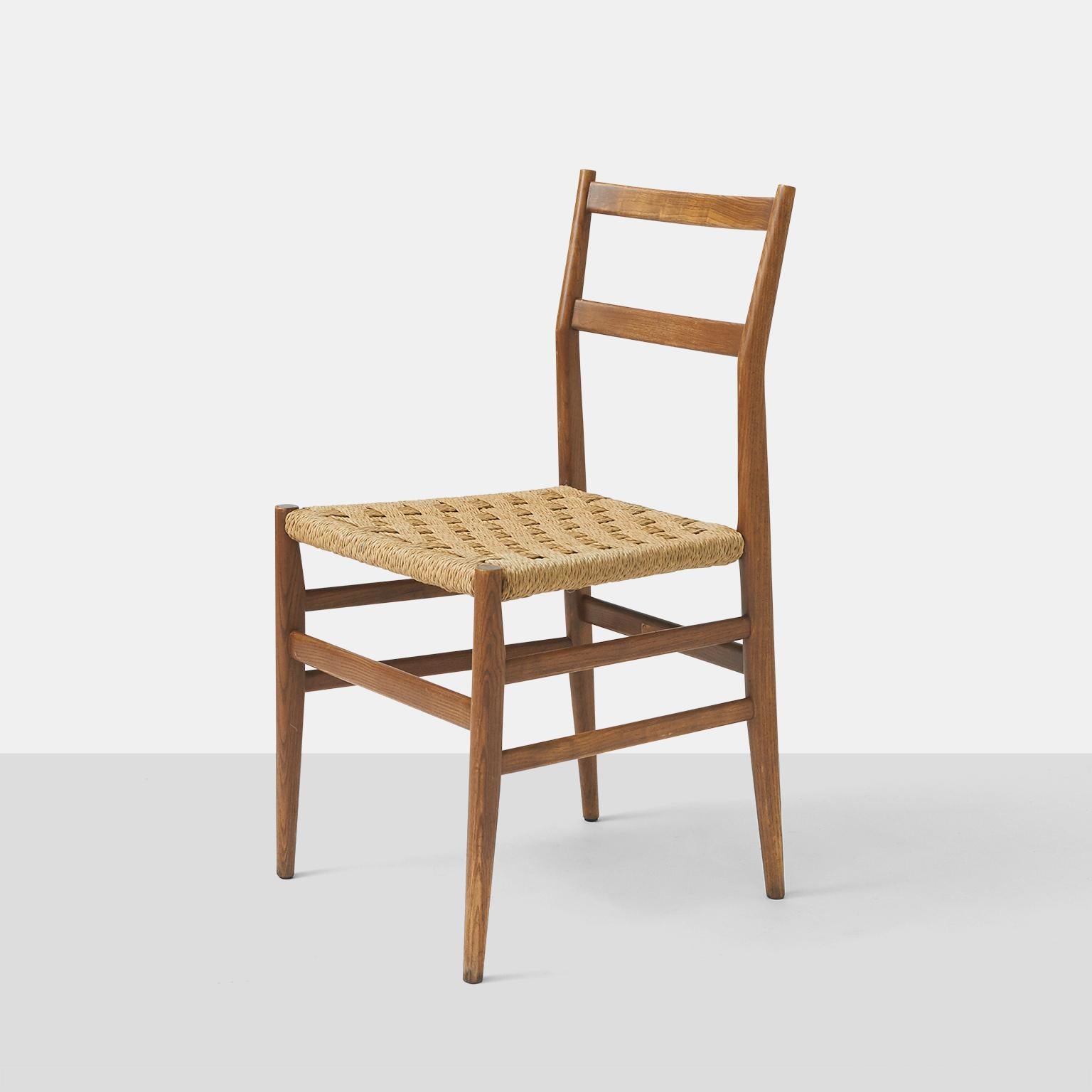 Ein Paar Esszimmerstühle von Gio Ponti aus Esche mit Sitzflächen aus geflochtenem Binsengeflecht, die alle ihr originales Label behalten.

Der Preis gilt für das Paar.